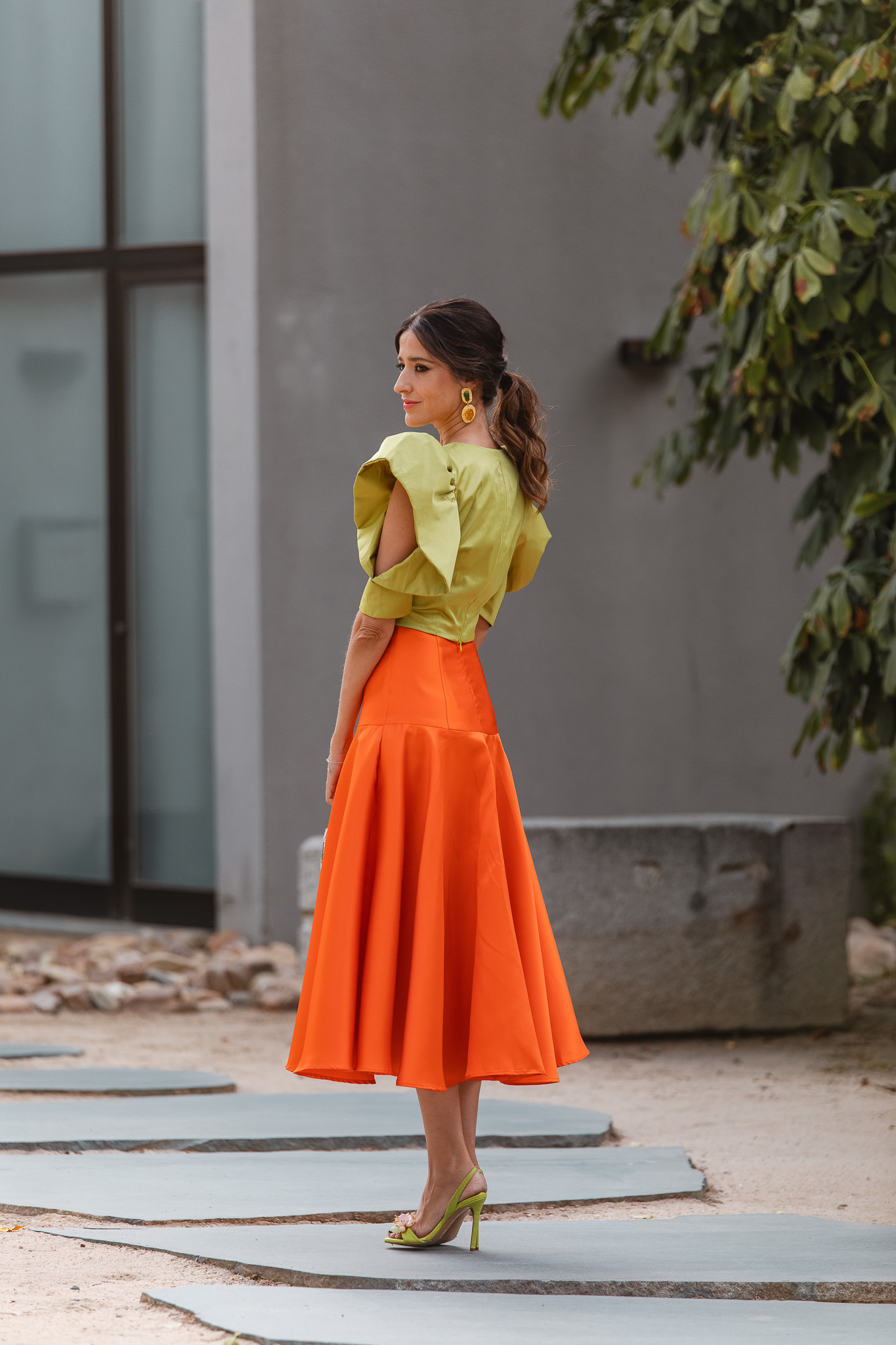 Invitada de boda en otoño con conjunto naranja y lima de Magnolia Kobus