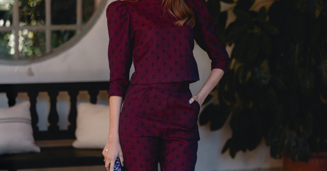 Detalle del tejido geométrico del conjunto de Magnolia Kobus para invitadas de invierno