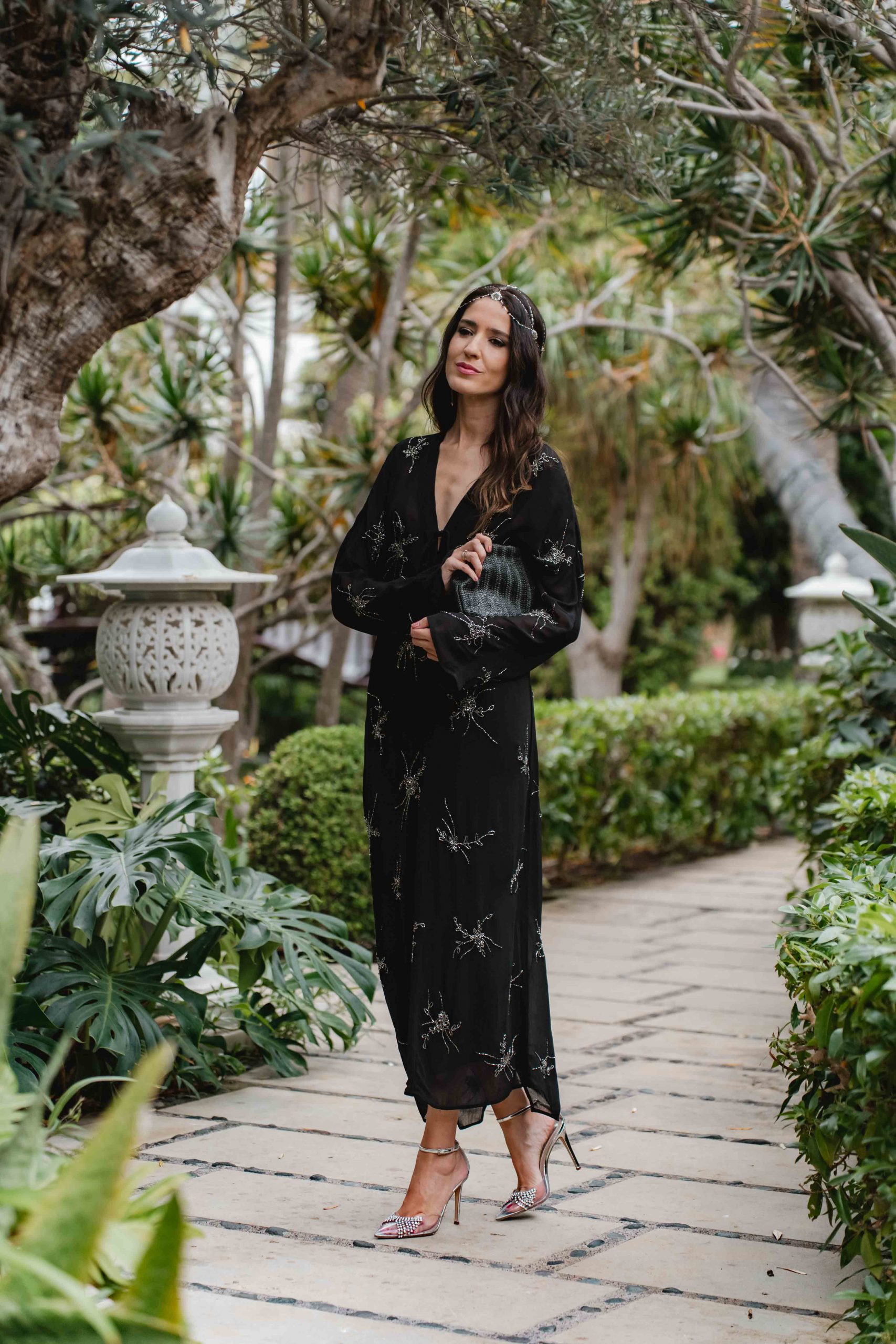 Vestido negro bordado de Massimo Dutti para invitada boho