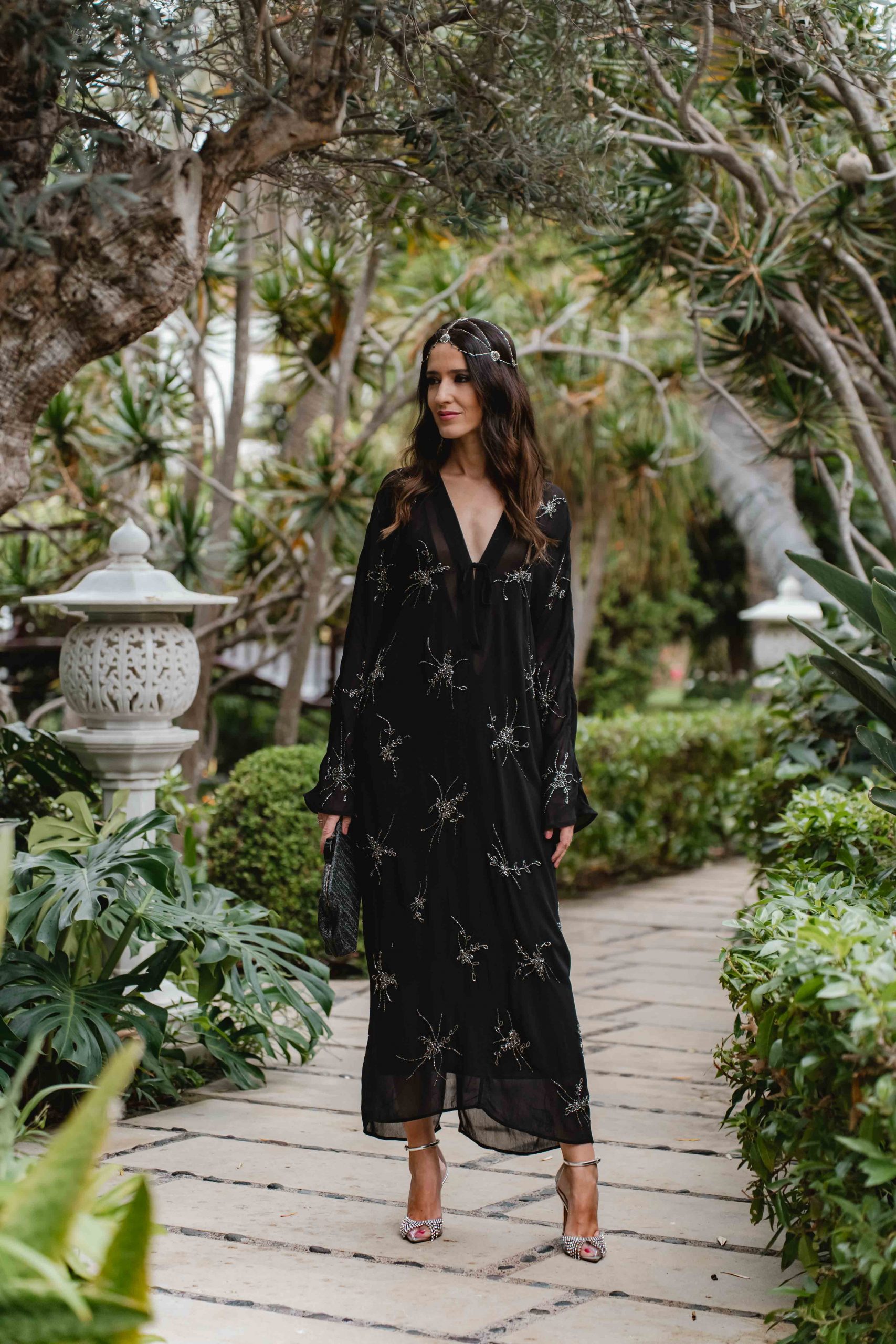 Look de invitada boho con vestido negro de Massimo Dutti