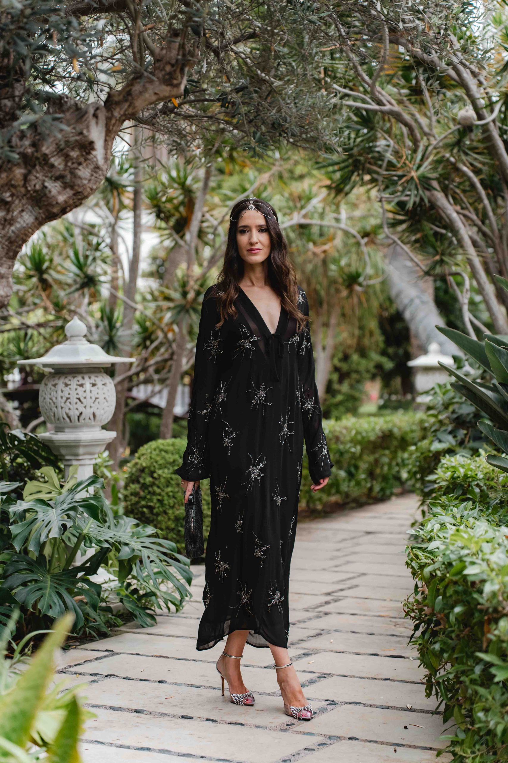 Look de invitada boho con vestido negro de Massimo Dutti