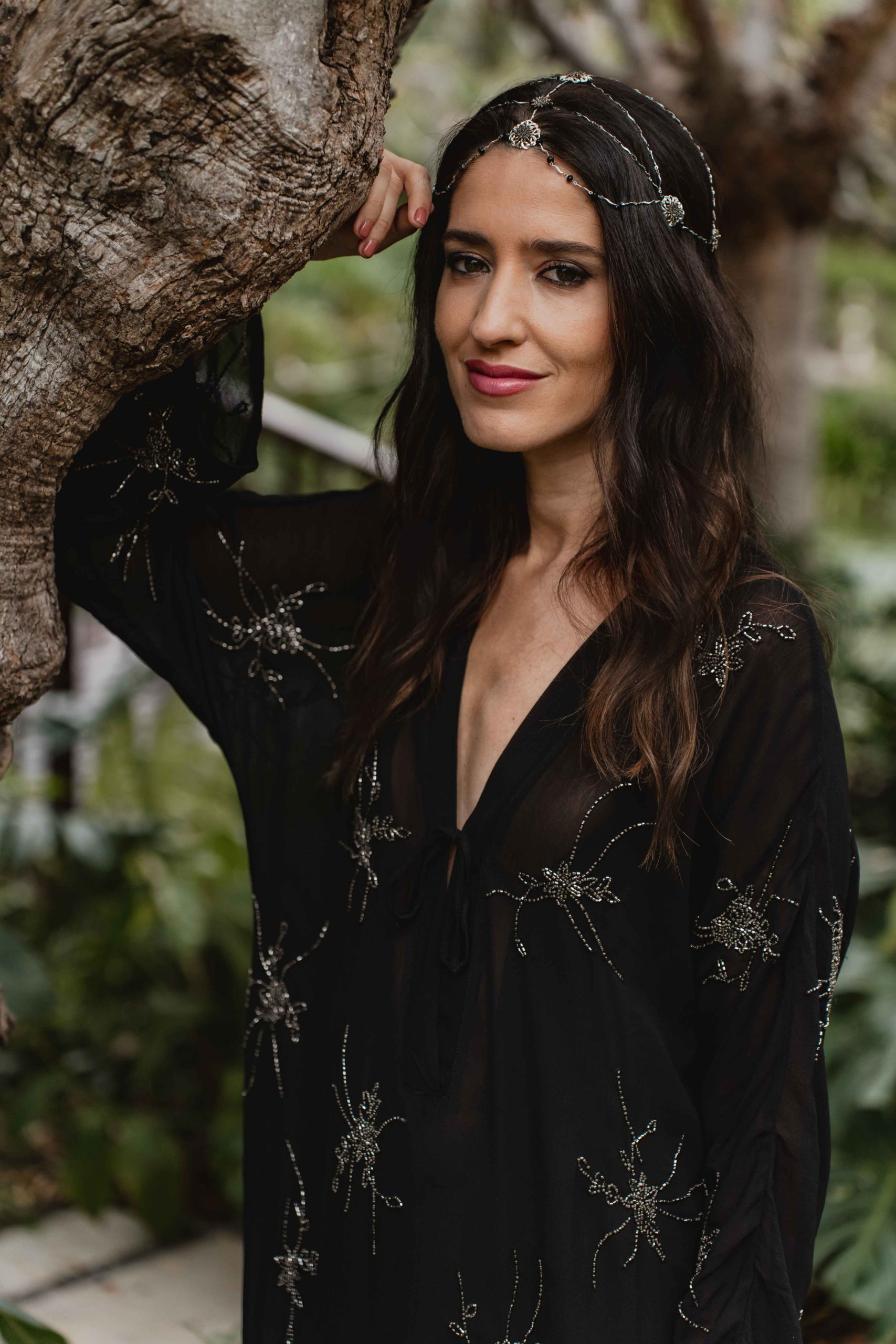 Invitada de boda con vestido negro de Massimo Dutti y maquillaje natural.