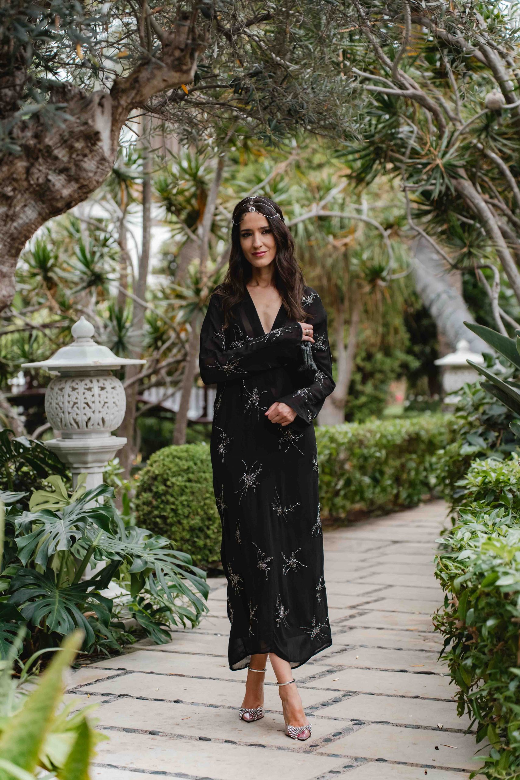 Look de invitada boho con vestido negro de Massimo Dutti con casquete