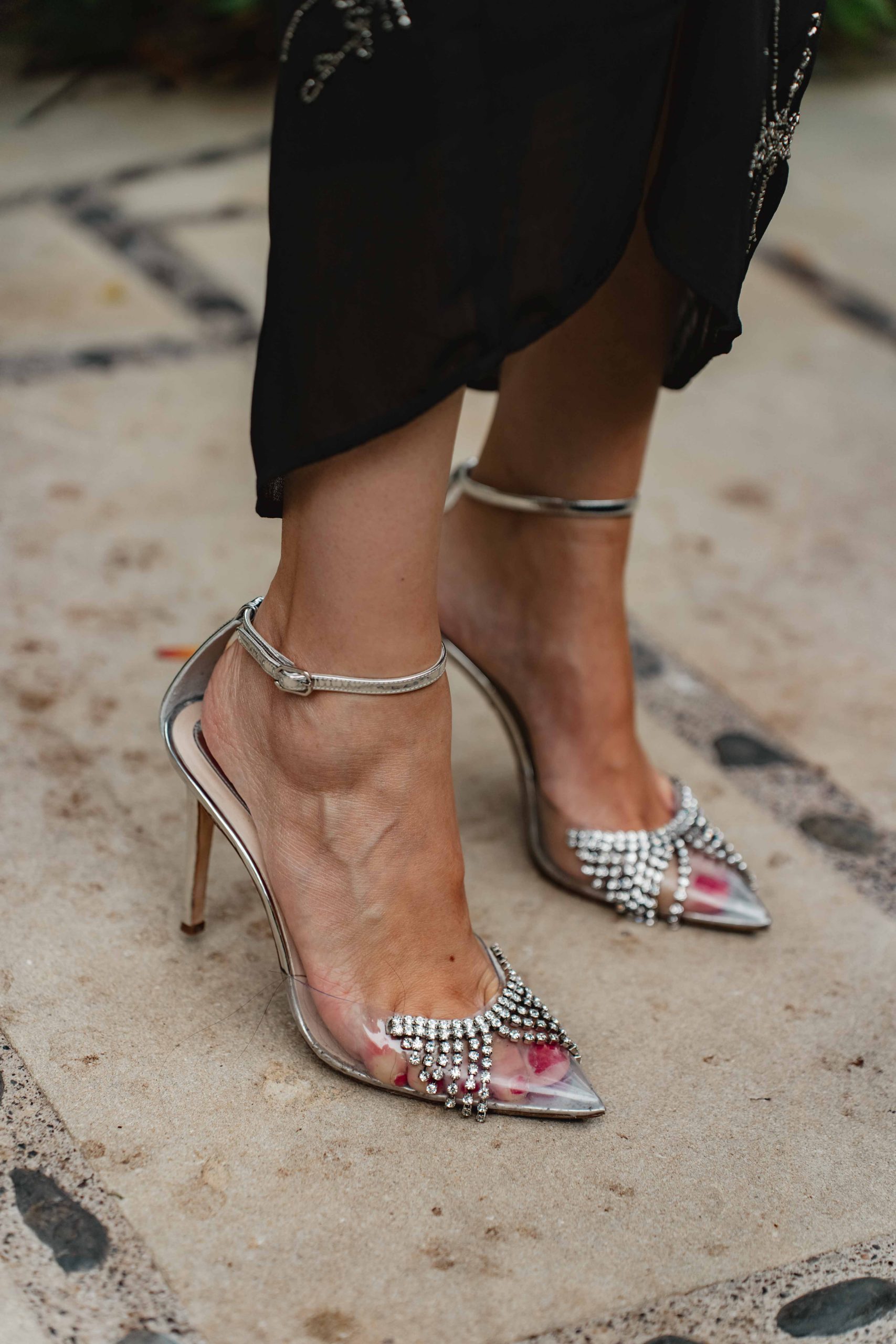 sandalia plateada con detalle joya de Magrit