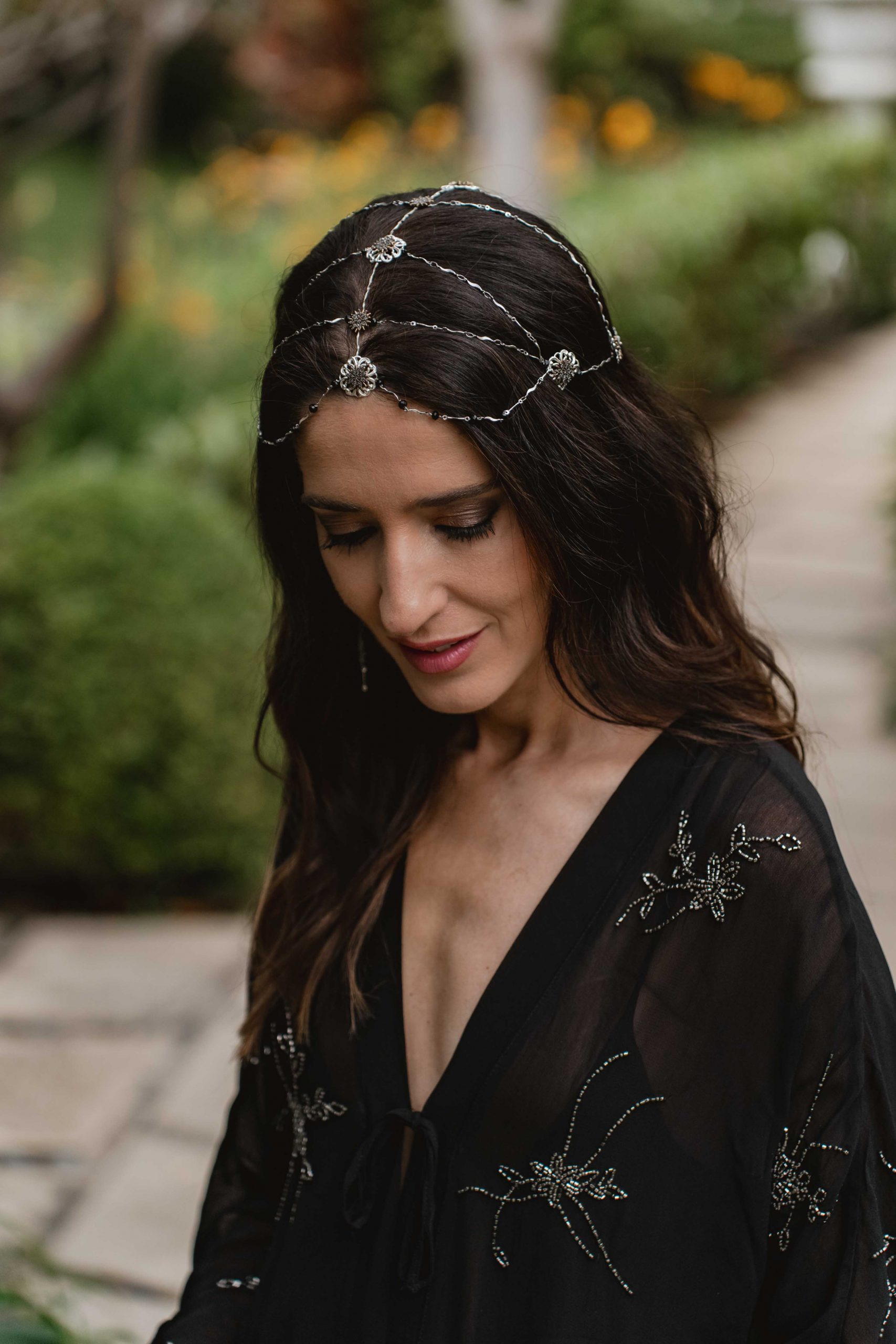 Detalle del maquillaje y tocado tipo casquete, look de invitada bohemia.