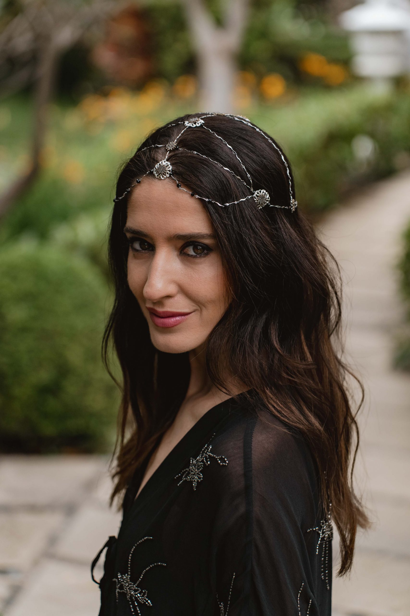 Invitada perfecta con tocado casquete y vestido negro