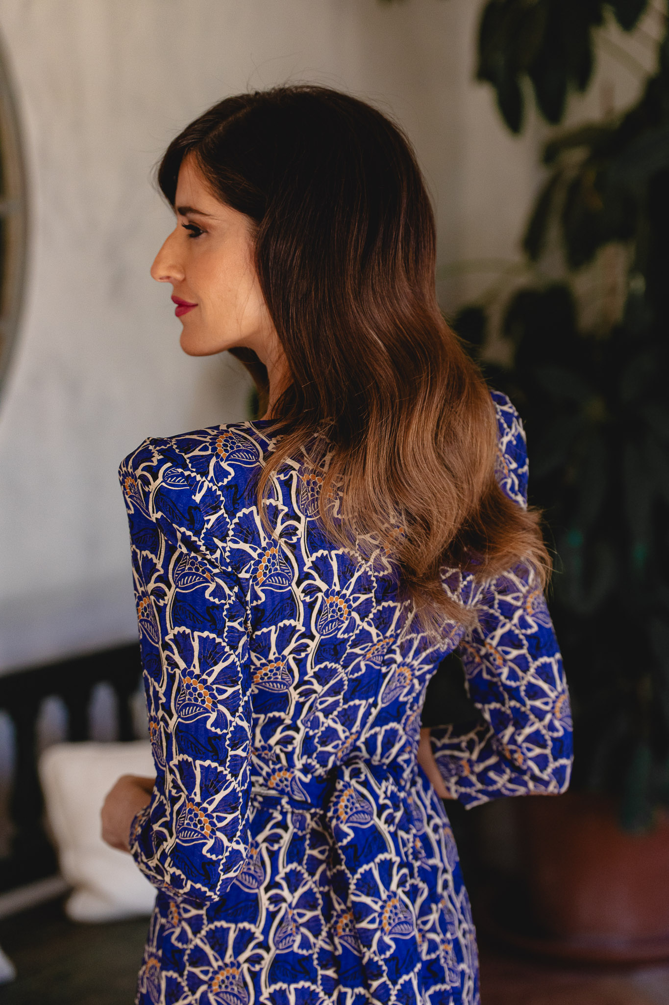 Maquillaje natural de Marta Gamarra destacando ojos y labios con ondas al agua