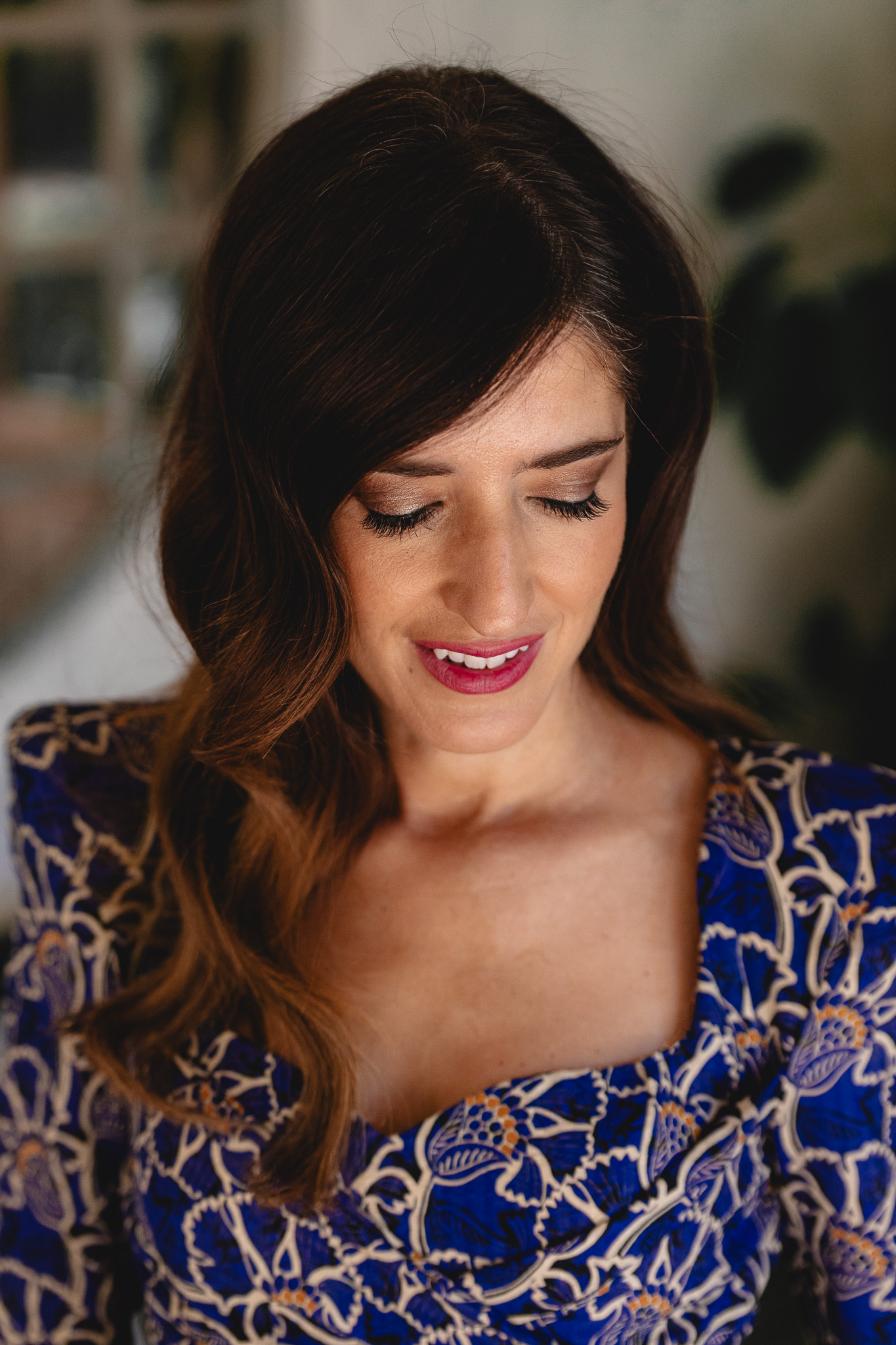 Maquillaje natural de Marta Gamarra destacando ojos y labios con ondas al agua pin