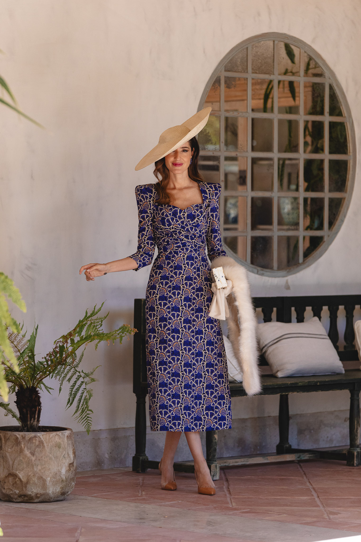 Vestido de invitada azul de Magnolia Kobus con pamela de Masario en la Quinta de Jarama pin