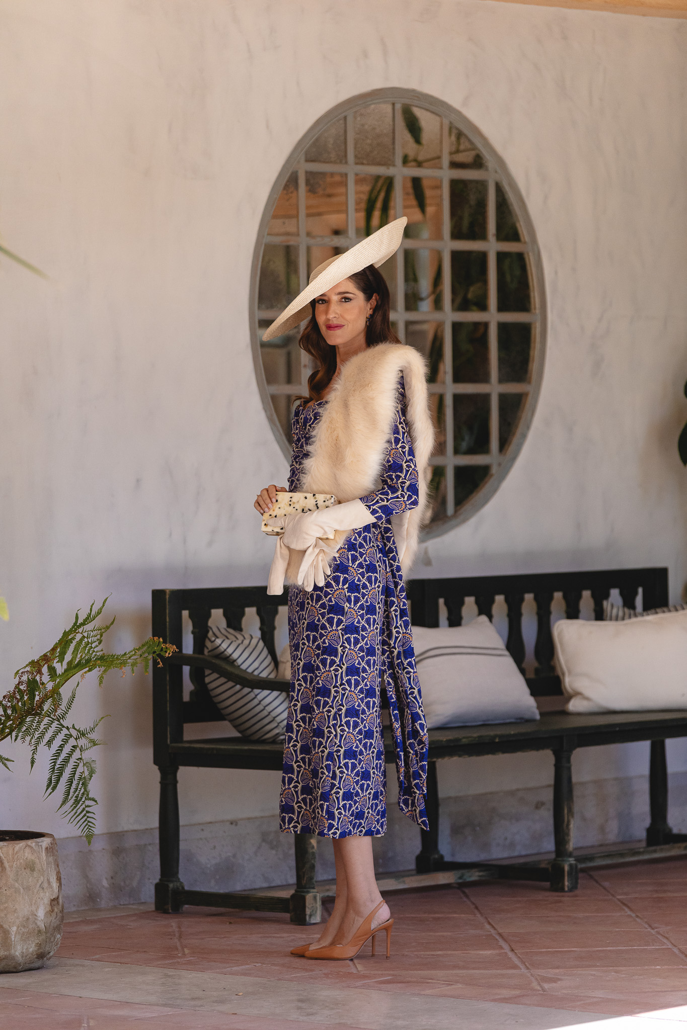 Vestido de invitada de estampado azul de Magnolia Kobus con estola y pamela para invitada de invierno