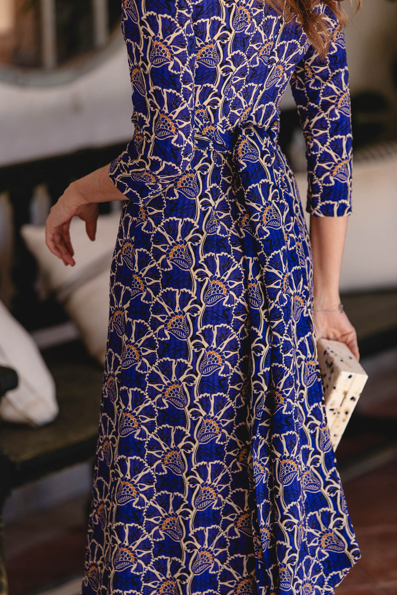 Vestido estampado azul con lazada para invitadas de boda