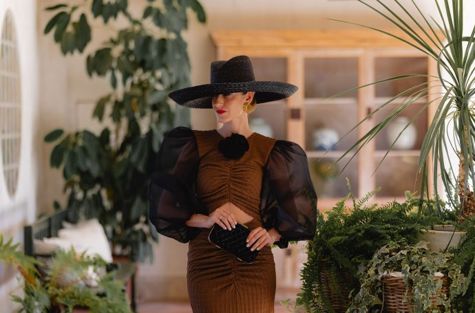Look de invitada de otoño e invierno con vestido de Sibilina y bolso negro