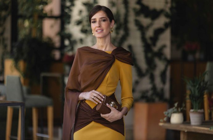 Detalle del vestido mostaza y marrón de Ysiempremona para boda de invierno