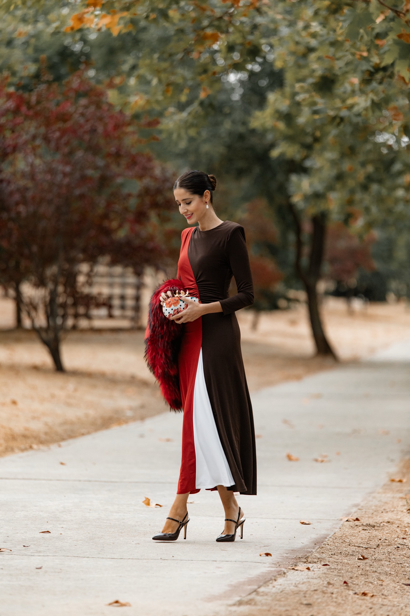 Vestido de invitada para boda de otoño rojo, blanco y marrón de Cayro