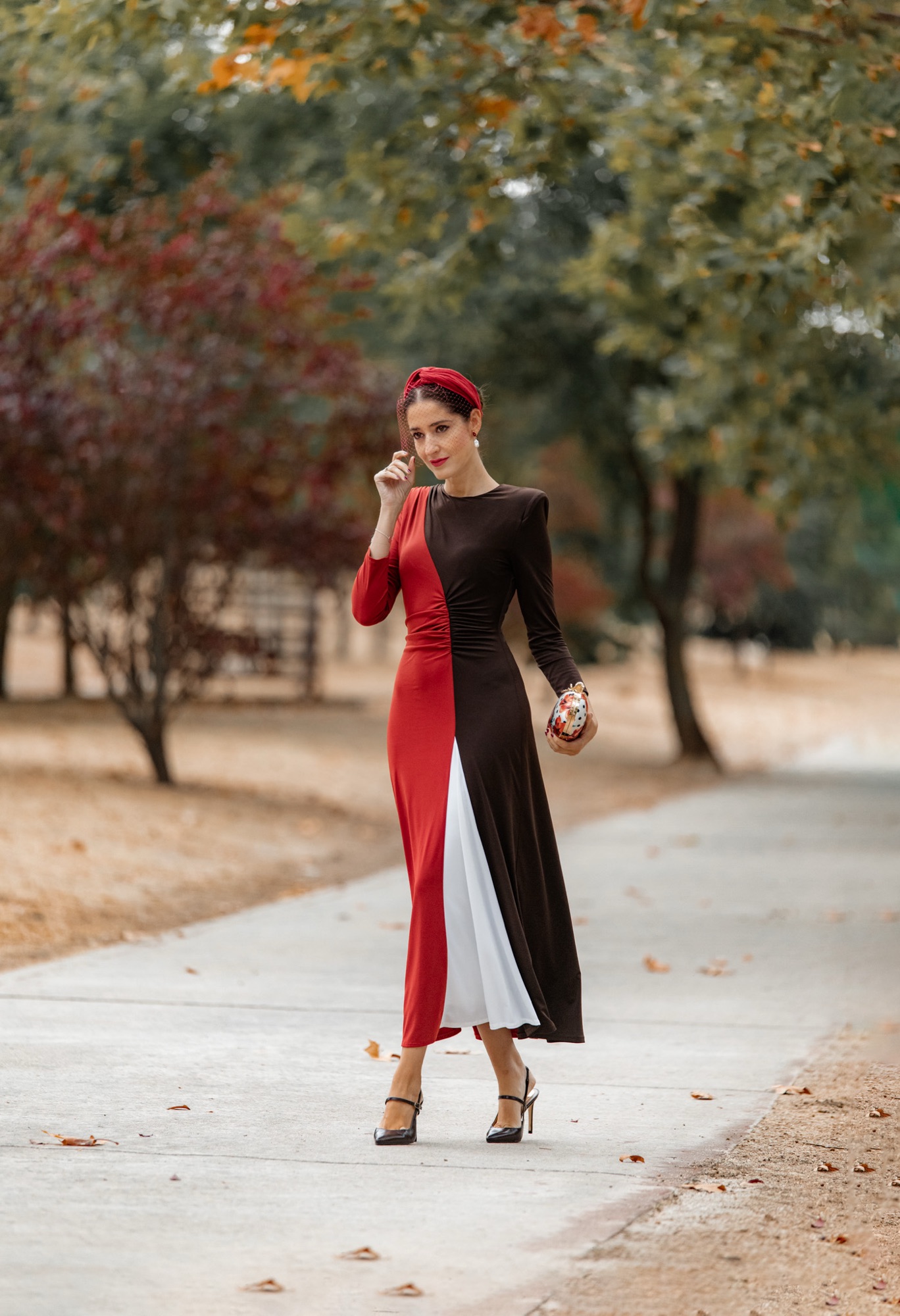 Vestido de invitada para boda de otoño rojo, blanco y marrón de Cayro