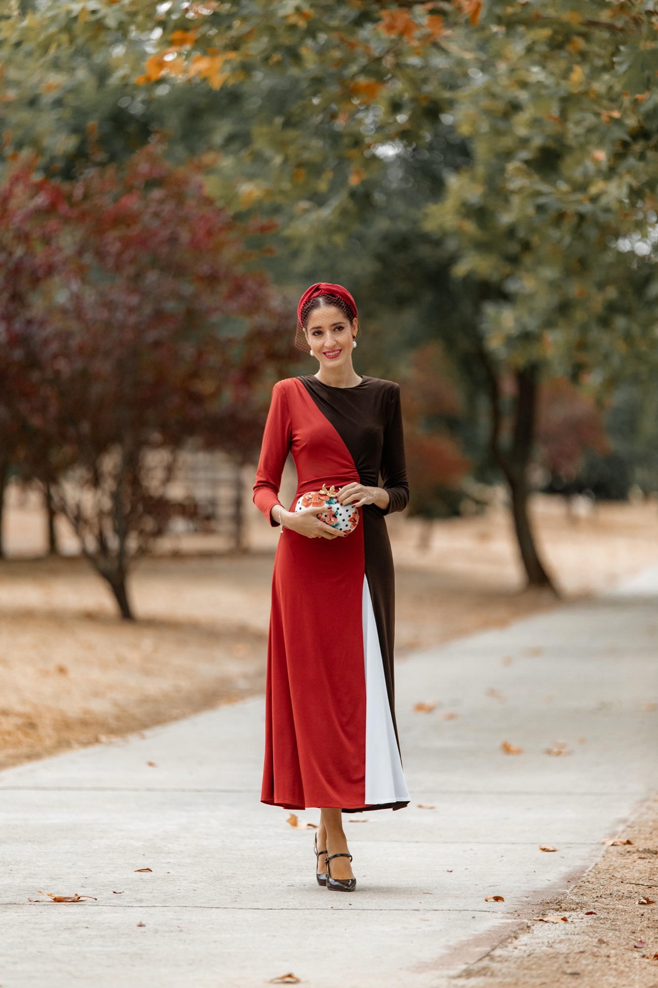 Vestido de invitada para boda de otoño rojo, blanco y marrón de Cayro
