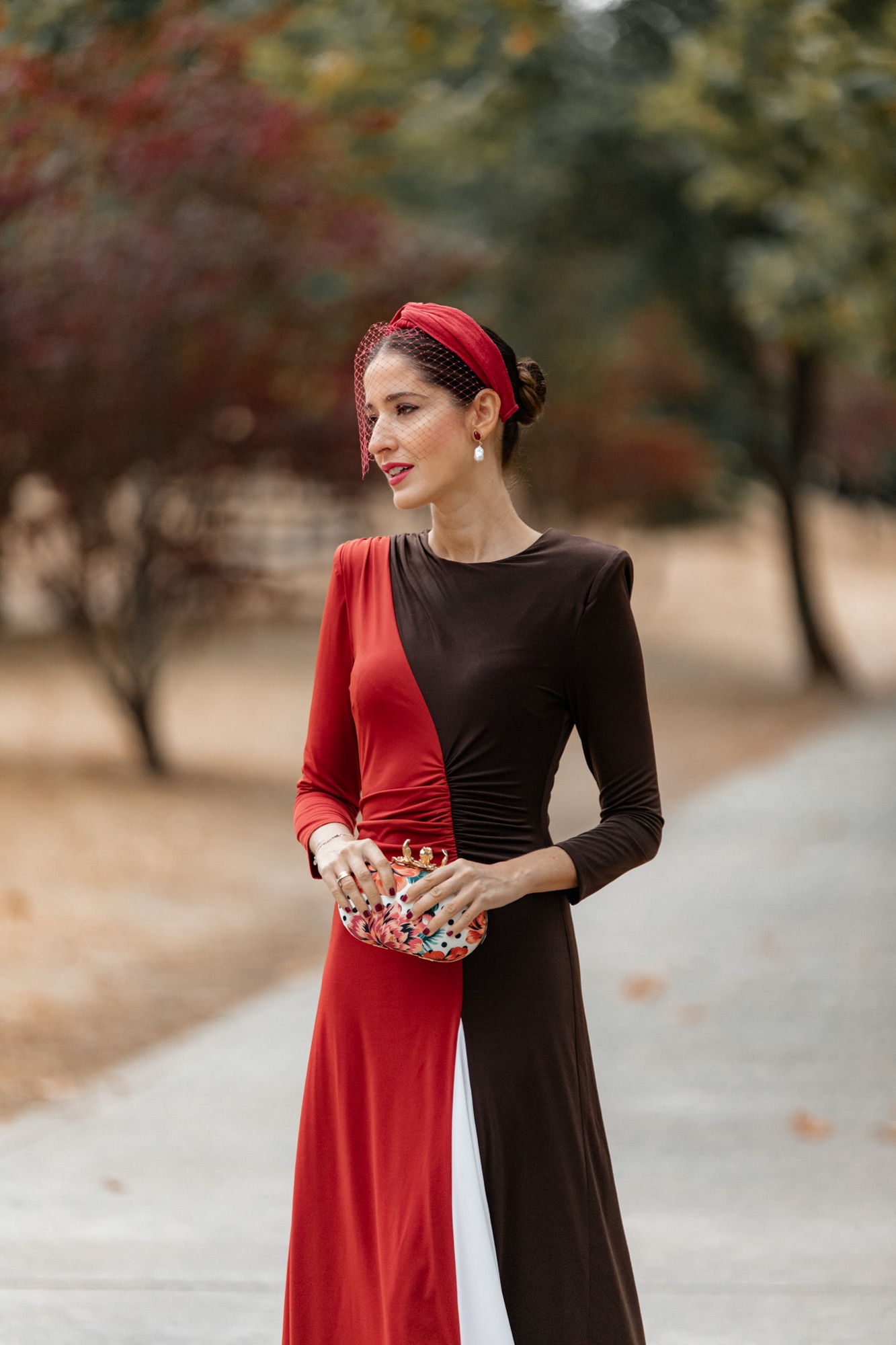 Vestido de invitada para boda de otoño rojo, blanco y marrón de Cayro