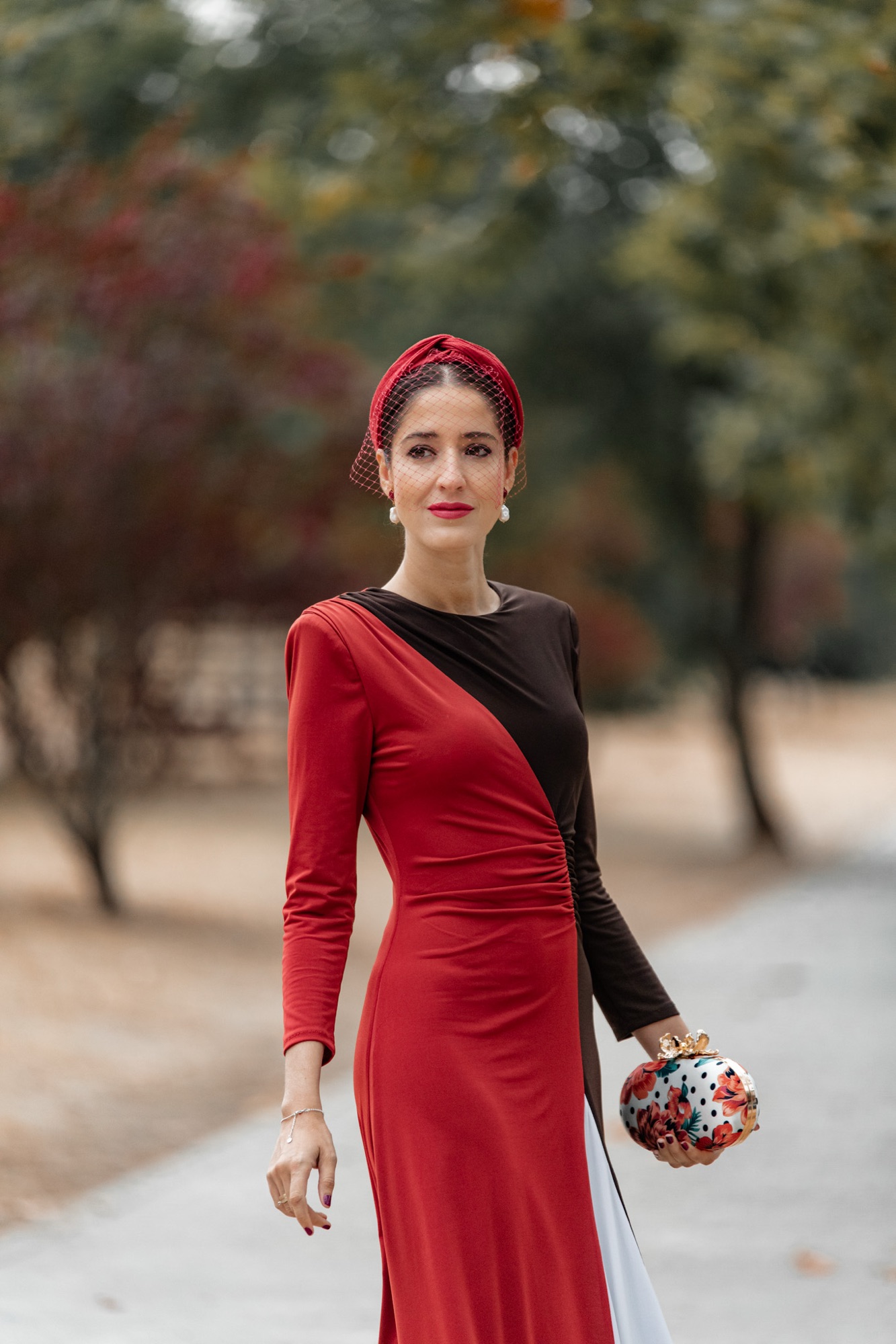 Vestido de invitada para boda de otoño rojo, blanco y marrón de Cayro con diadema tipo turbante