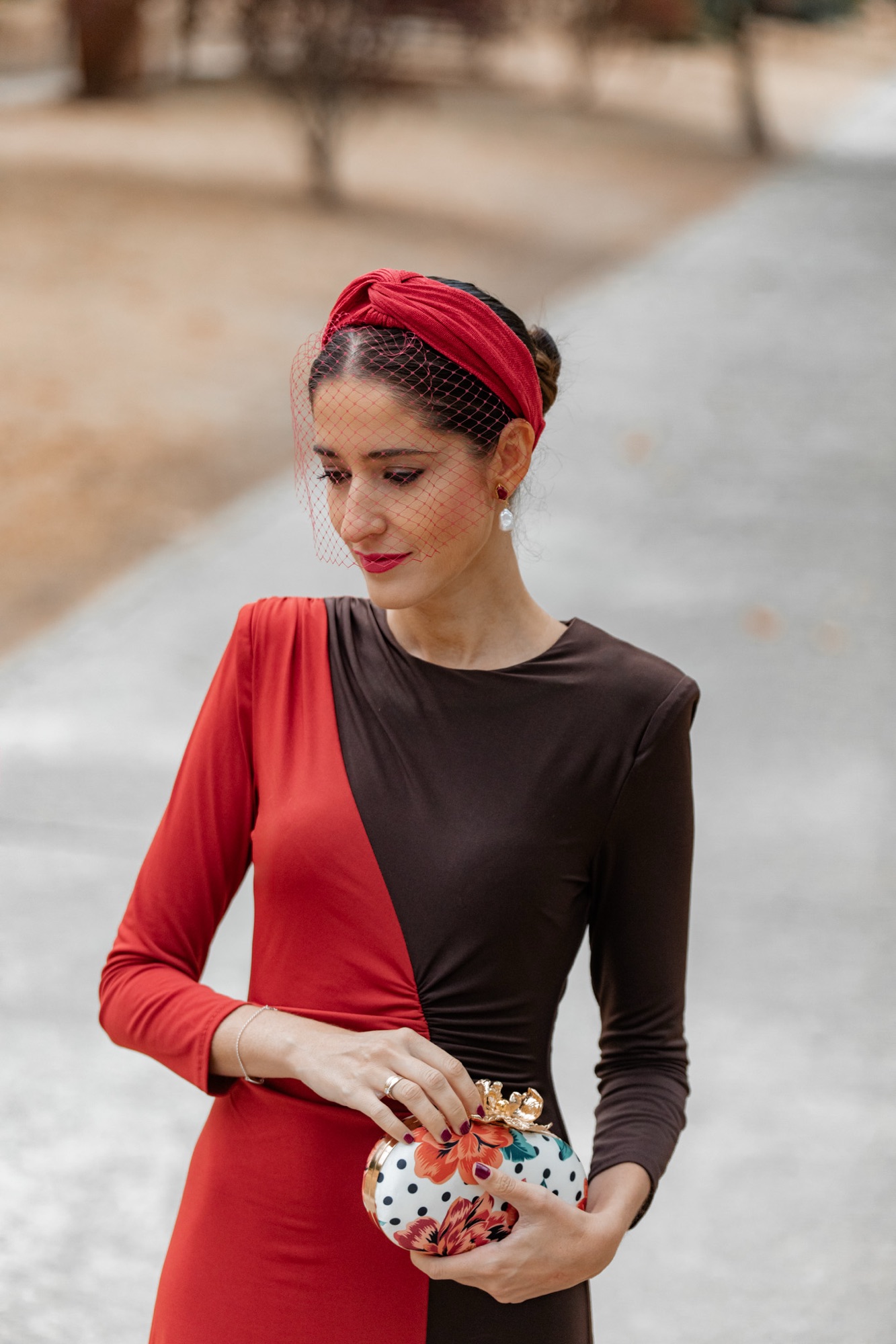 diadema tipo turbante de Marcela & Co con bolso de Occeanis y pendientes de Acus Complementos