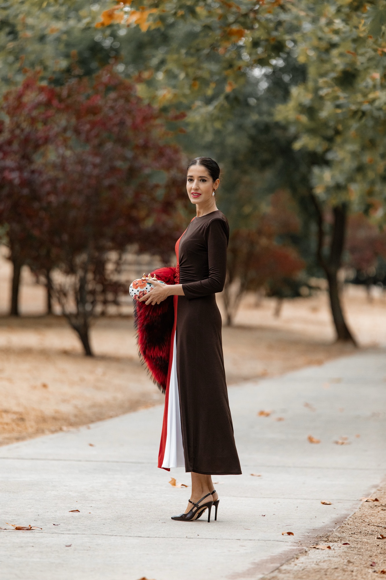 Vestido de invitada para boda de otoño rojo, blanco y marrón de Cayro