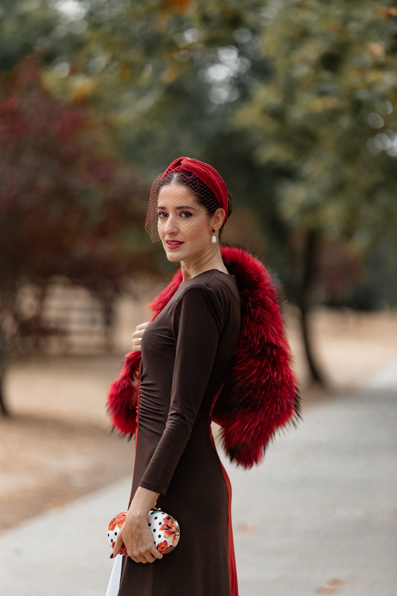 Vestido de invitada para boda de otoño rojo, blanco y marrón de Cayro combinado con diadema tipo turbante y estola