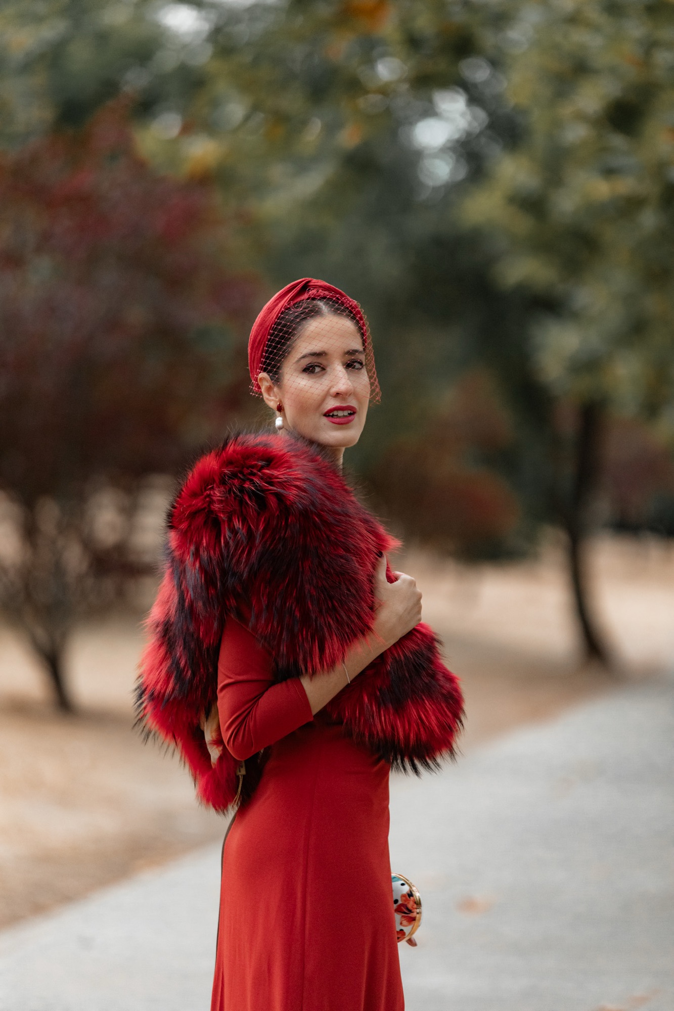 Vestido de invitada para boda de otoño rojo, blanco y marrón de Cayro combinado con estola y diadema tipo turbante