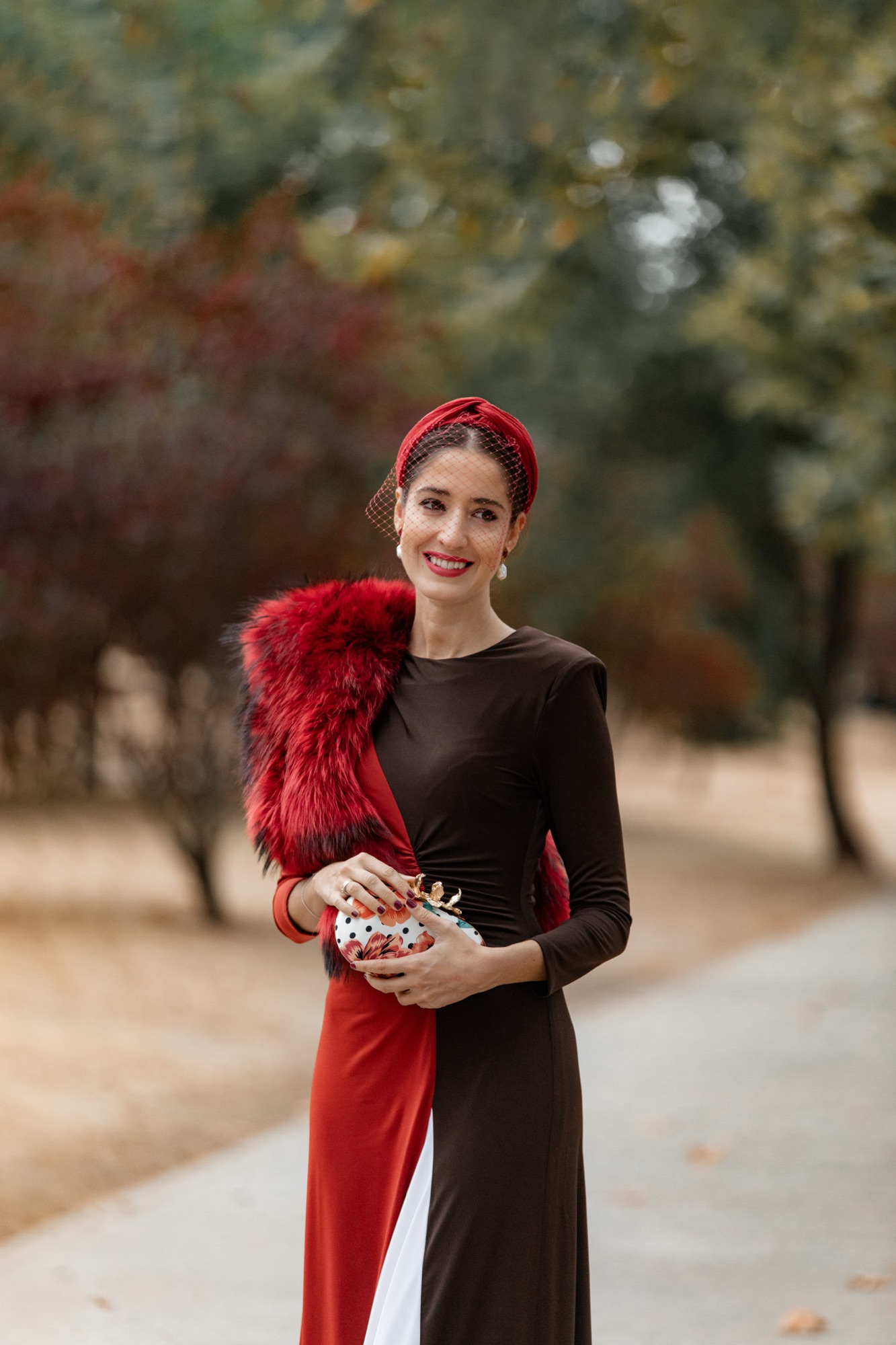 Vestido de invitada para boda de otoño rojo, blanco y marrón de Cayro combinado con diadema tipo turbante y estola