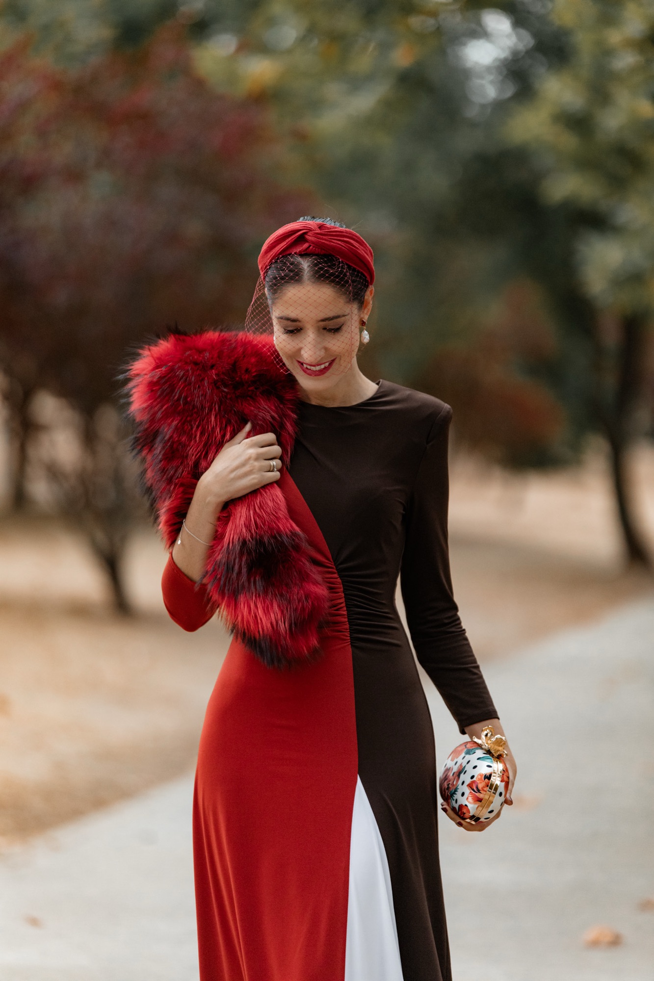 Vestido de invitada para boda de otoño rojo, blanco y marrón de Cayro combinado con estola y diadema
