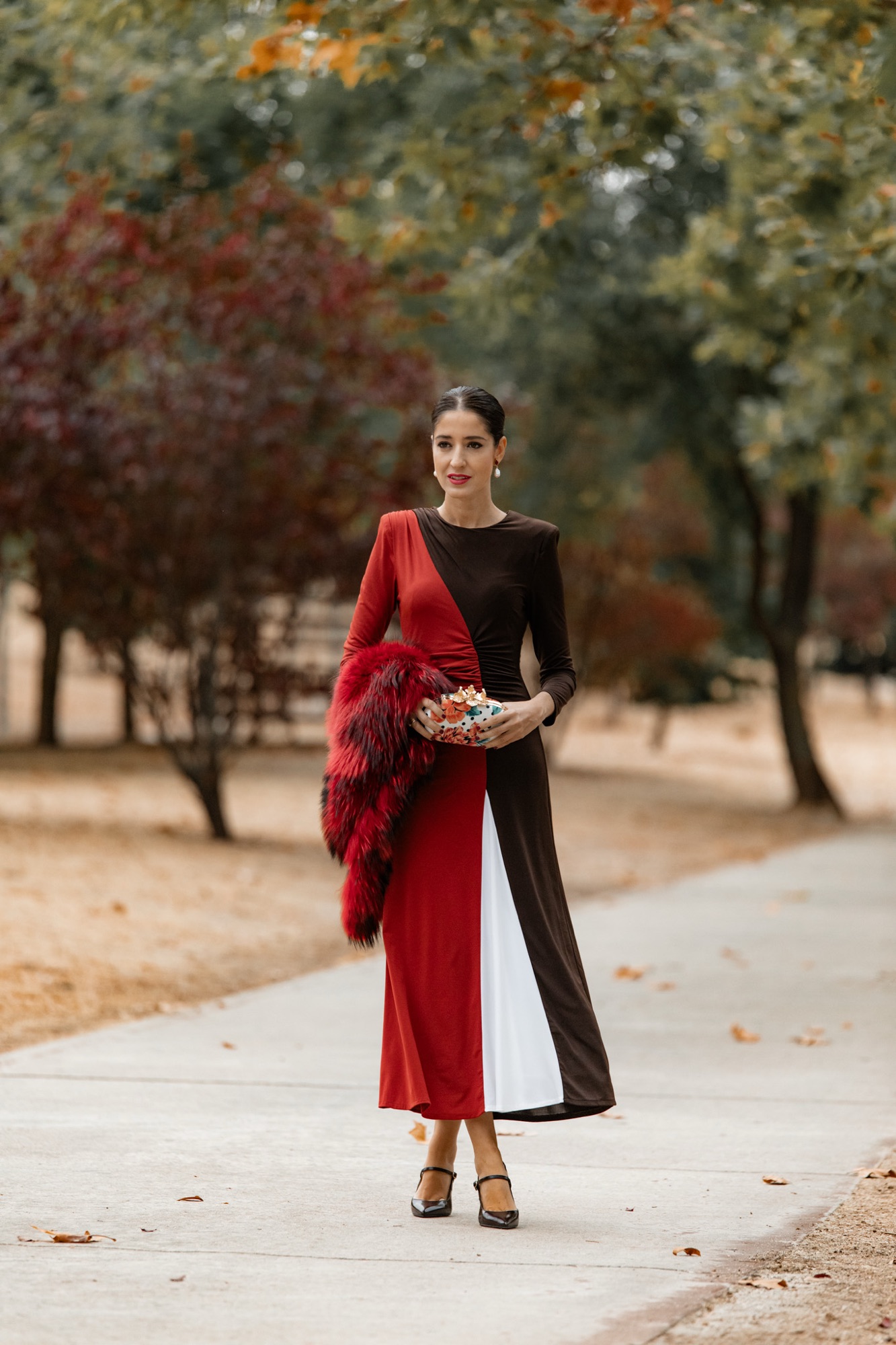 Vestido de invitada para boda de otoño rojo, blanco y marrón de Cayro