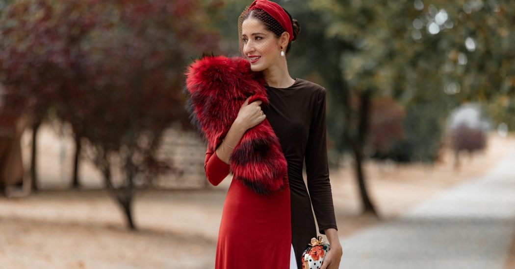 Vestido de invitada para boda de otoño rojo, blanco y marrón de Cayro combinado con estola