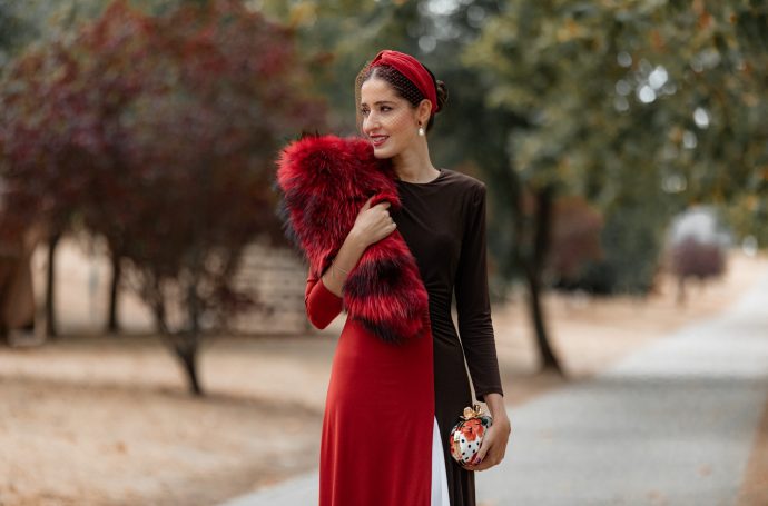 Vestido de invitada para boda de otoño rojo, blanco y marrón de Cayro combinado con estola