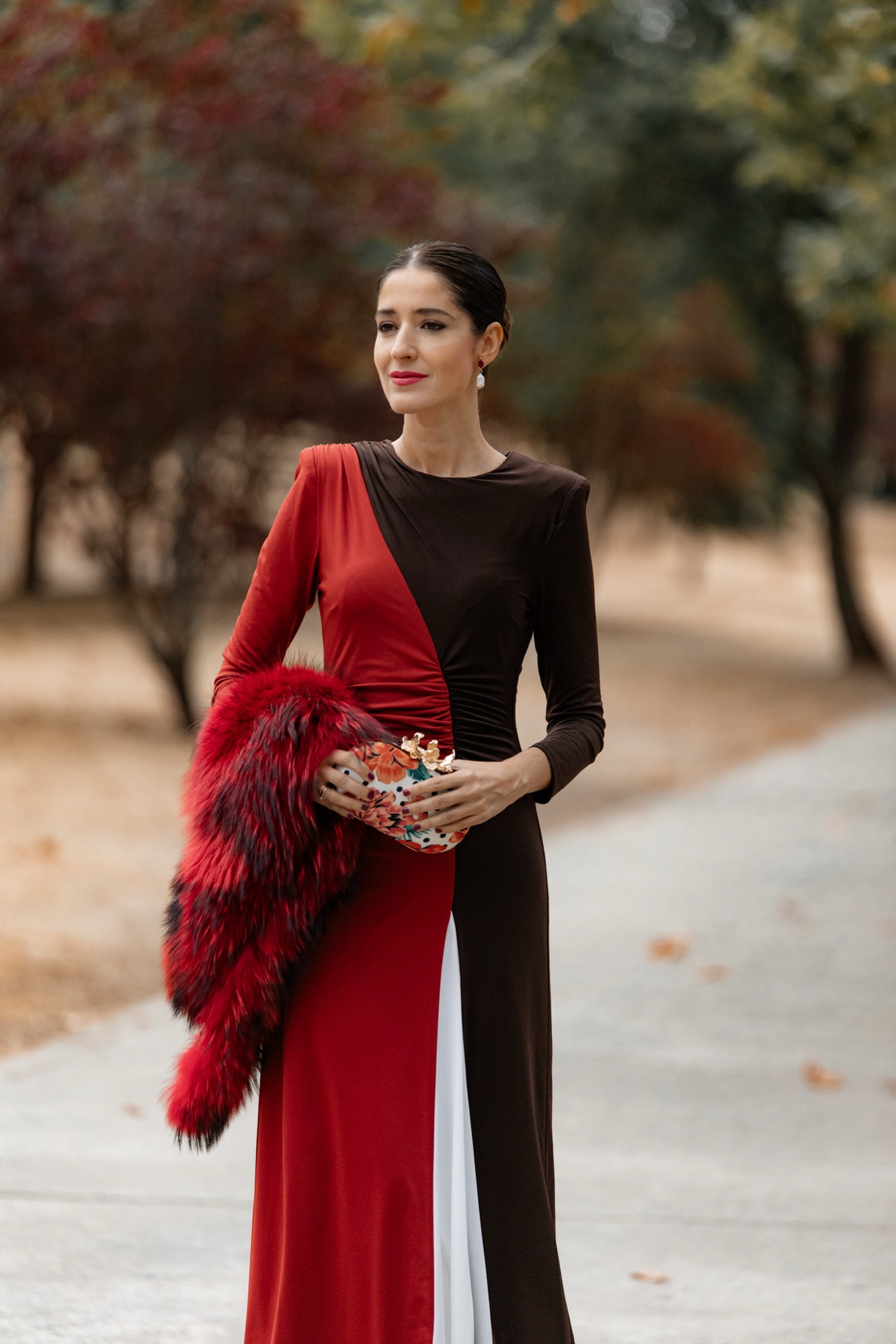 Vestido de invitada para boda de otoño rojo, blanco y marrón de Cayro