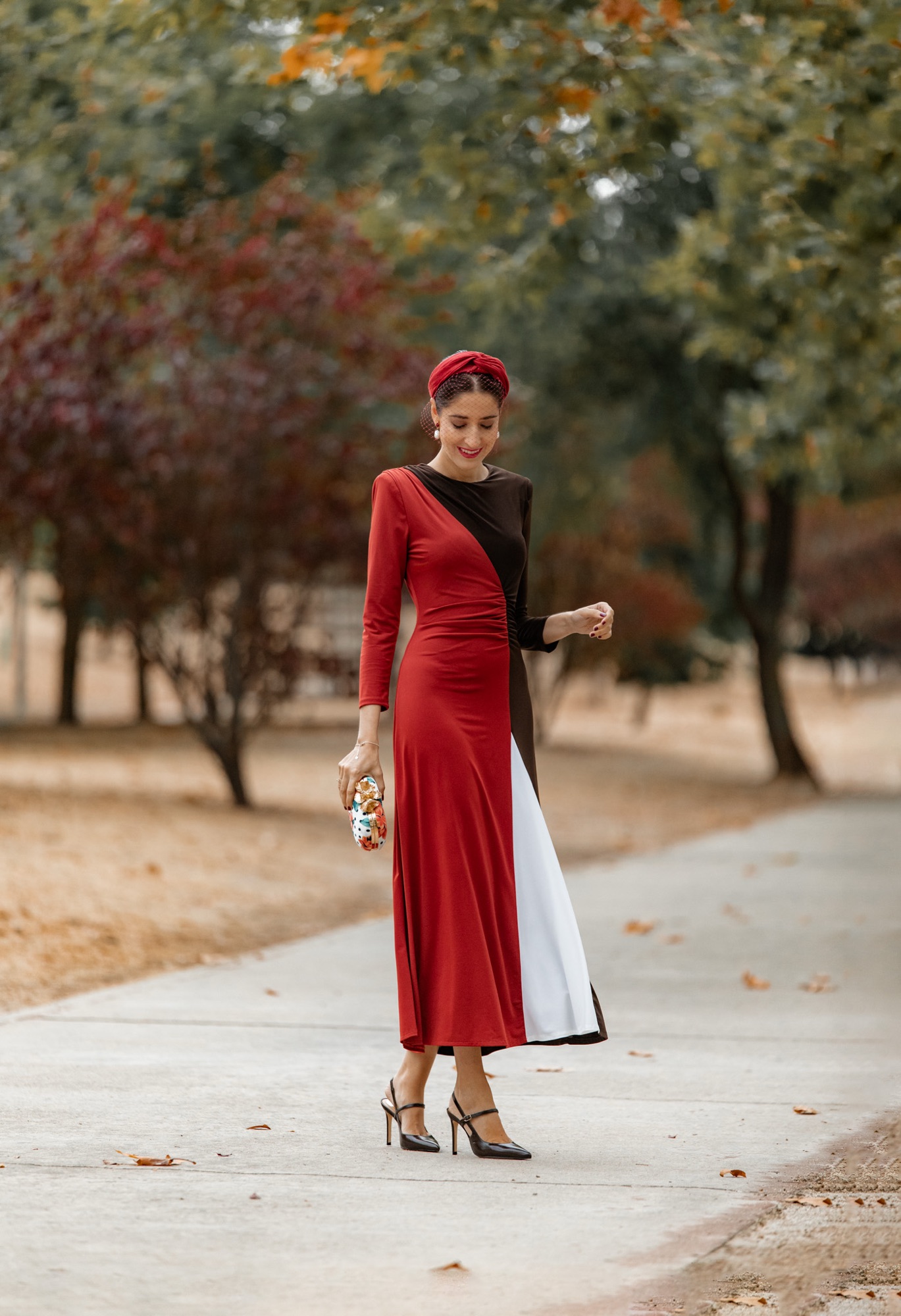 Vestido de invitada para boda de otoño rojo, blanco y marrón de Cayro