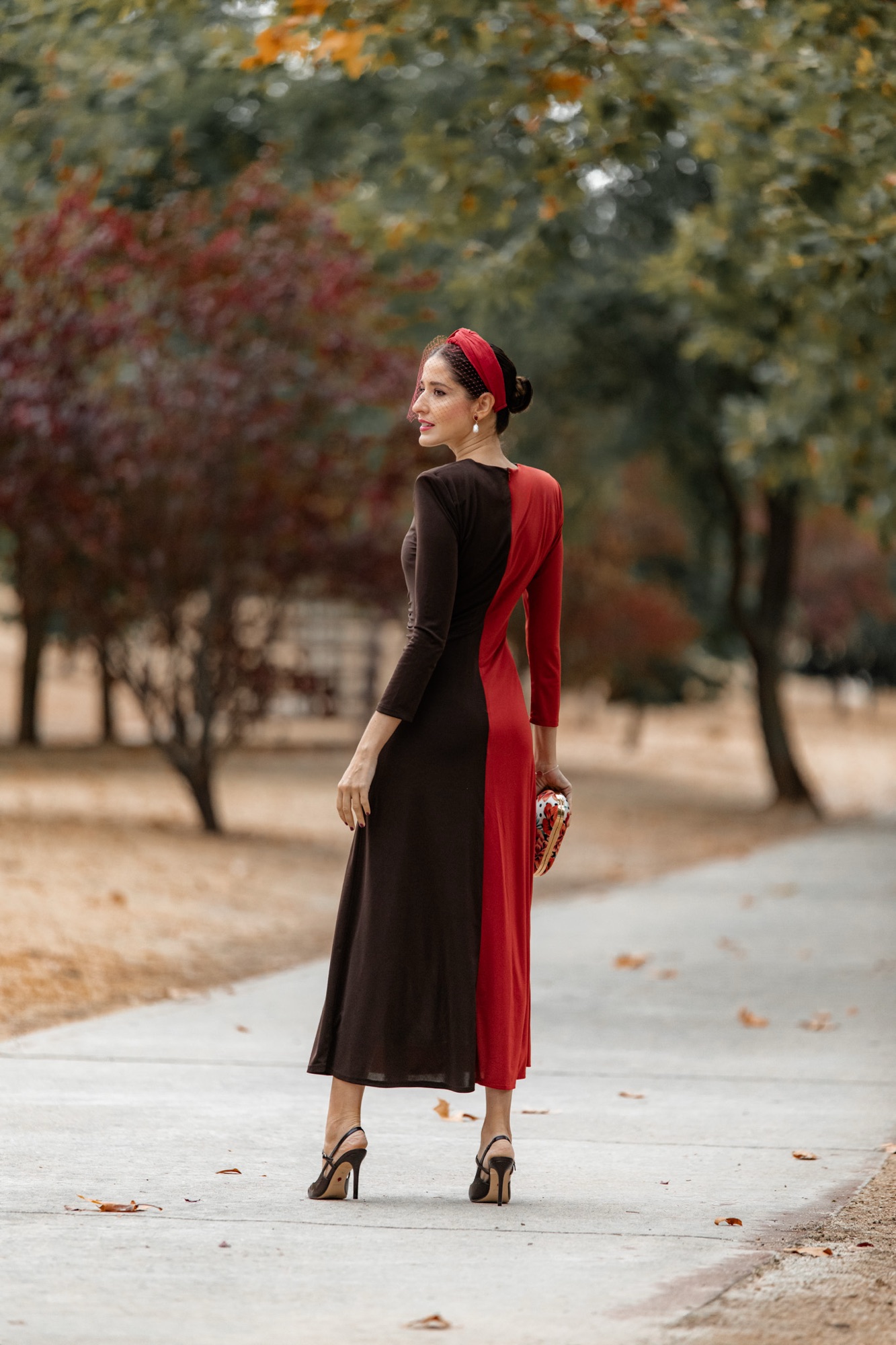 Vestido de invitada para boda de otoño rojo, blanco y marrón de Cayro