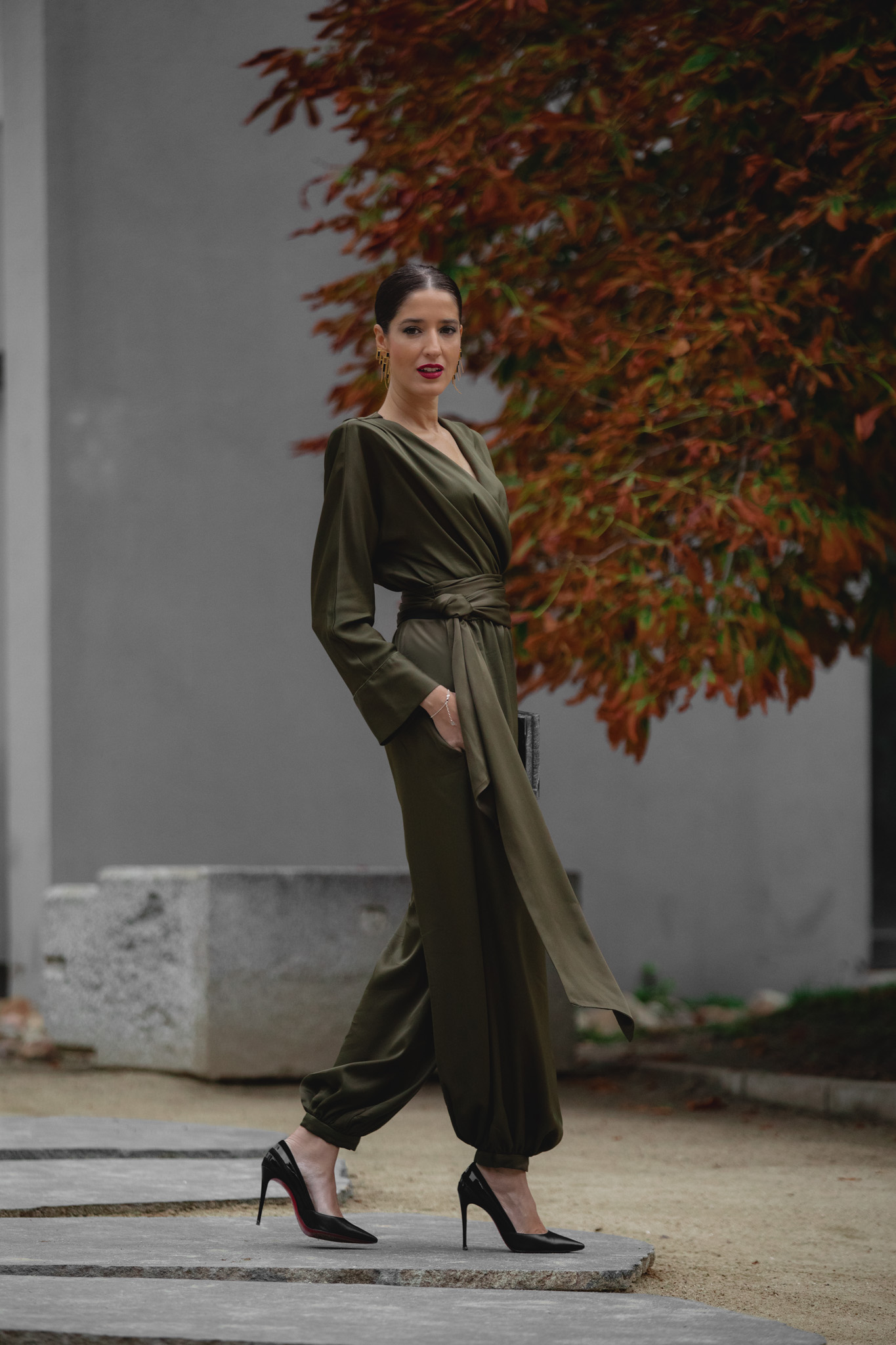 Look de invitada de invierno low cost con mono verde de Zara