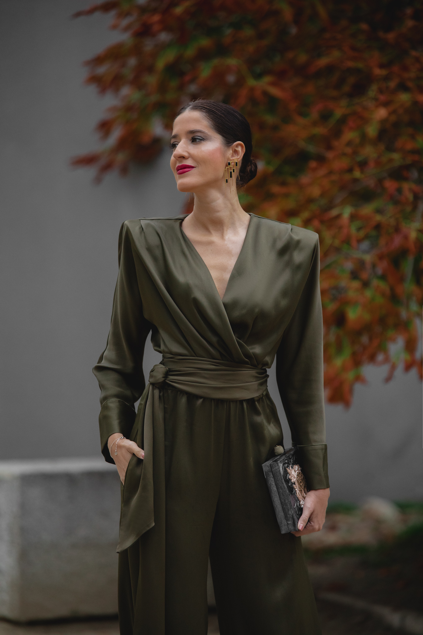 Mono de invitada con maxi hombreras y escote cruzado.