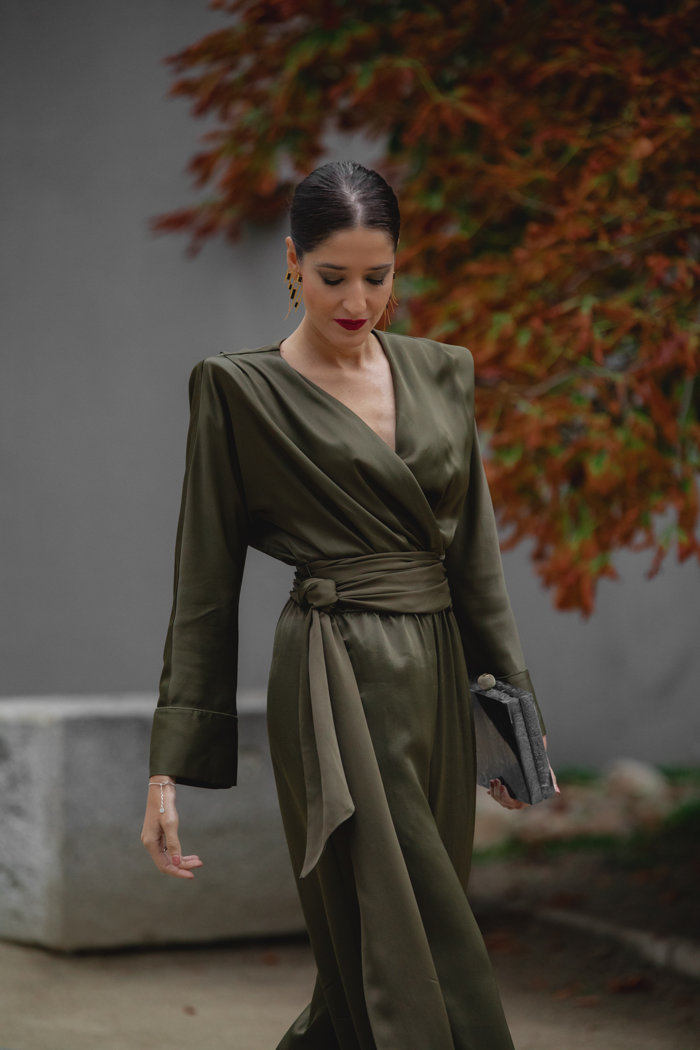 Mono verde oliva de Zara para invitadas de invierno.