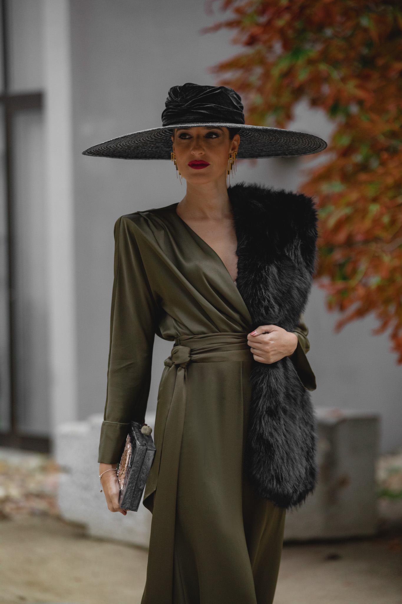 Inspiración de look de invierno con mono verde y accesorios sofisticados.