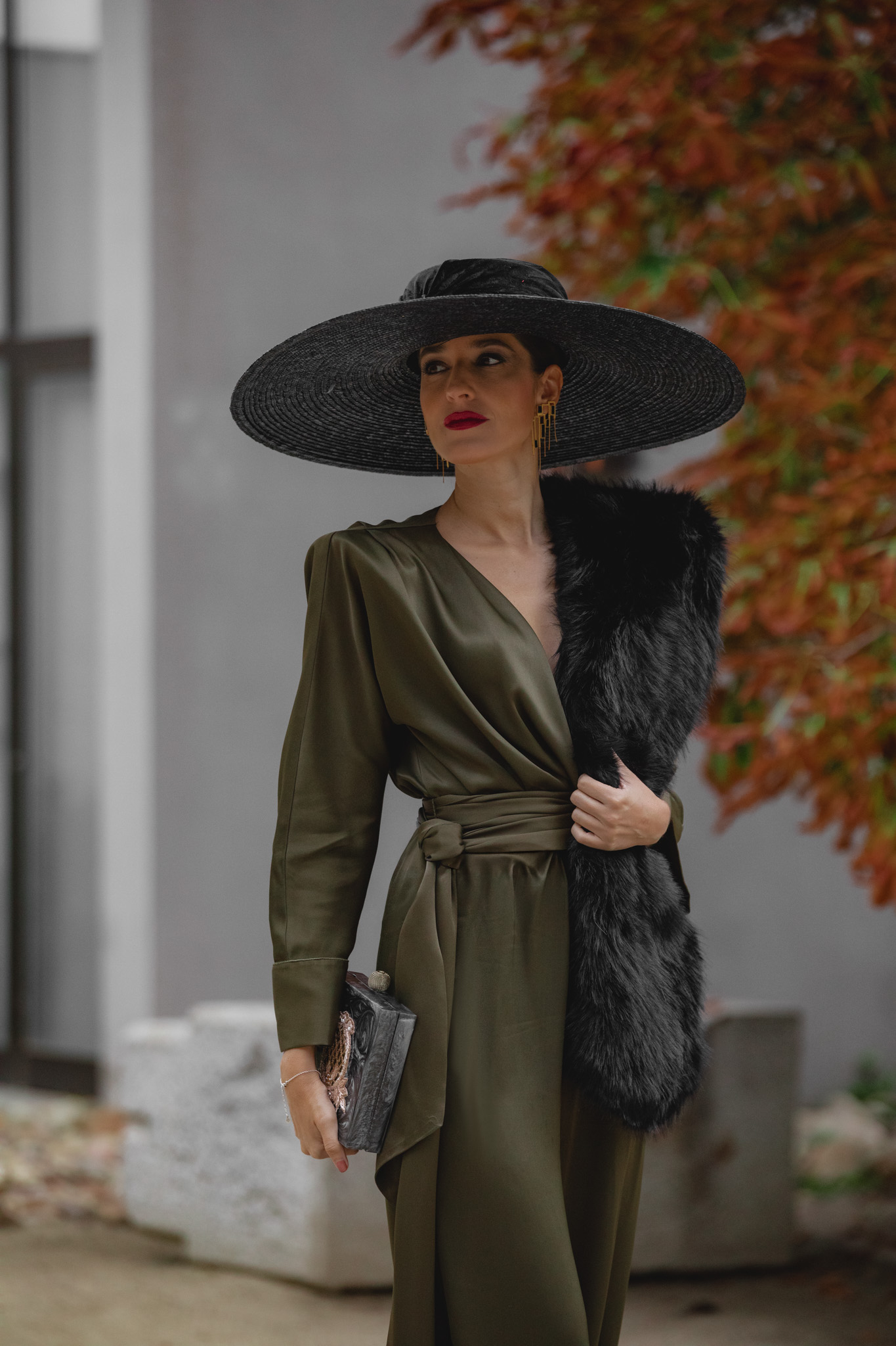 Look de invitada perfecta para bodas de invierno con pamela