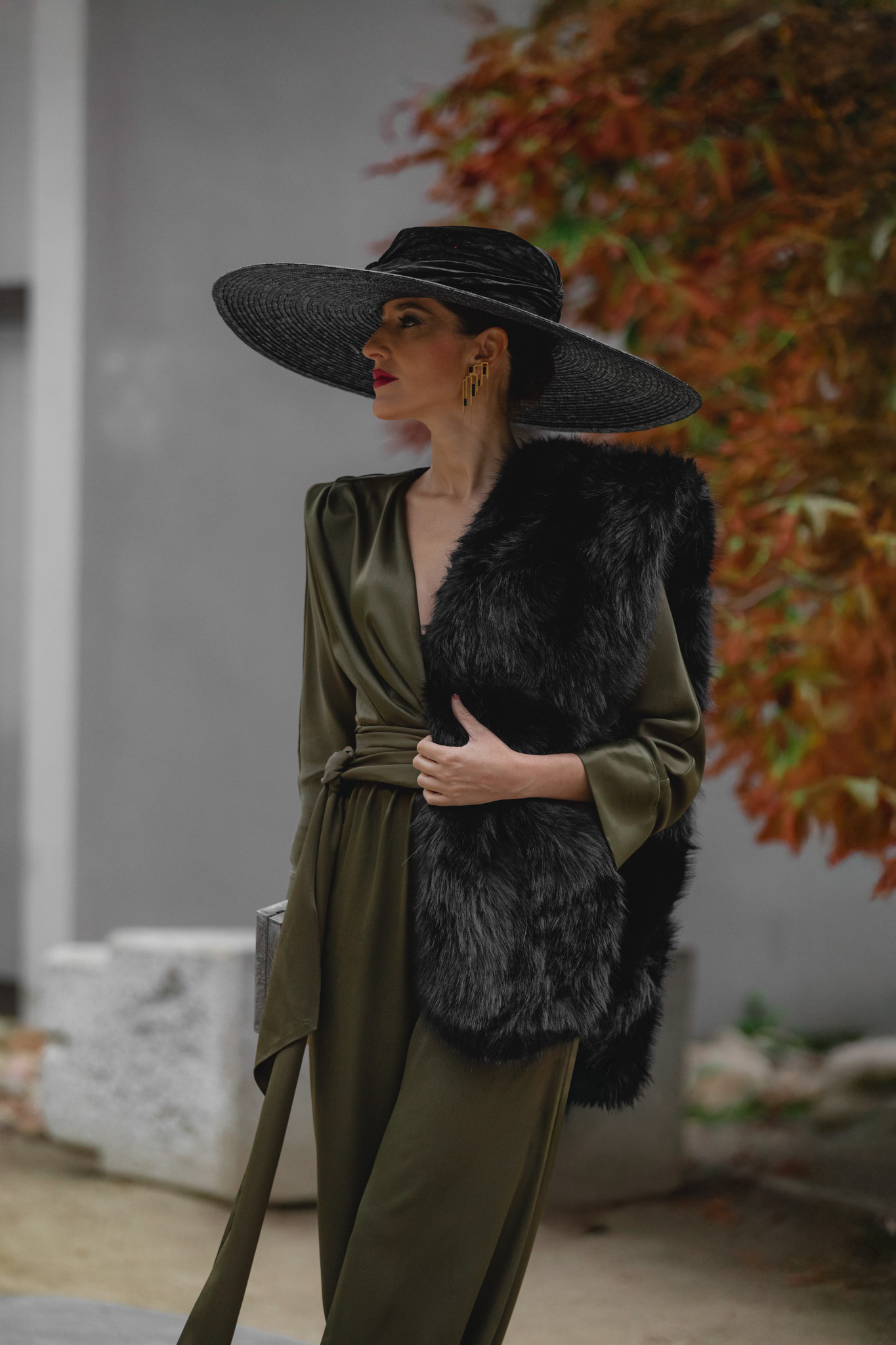 Estola negra de pelo de Masario para look de invierno.