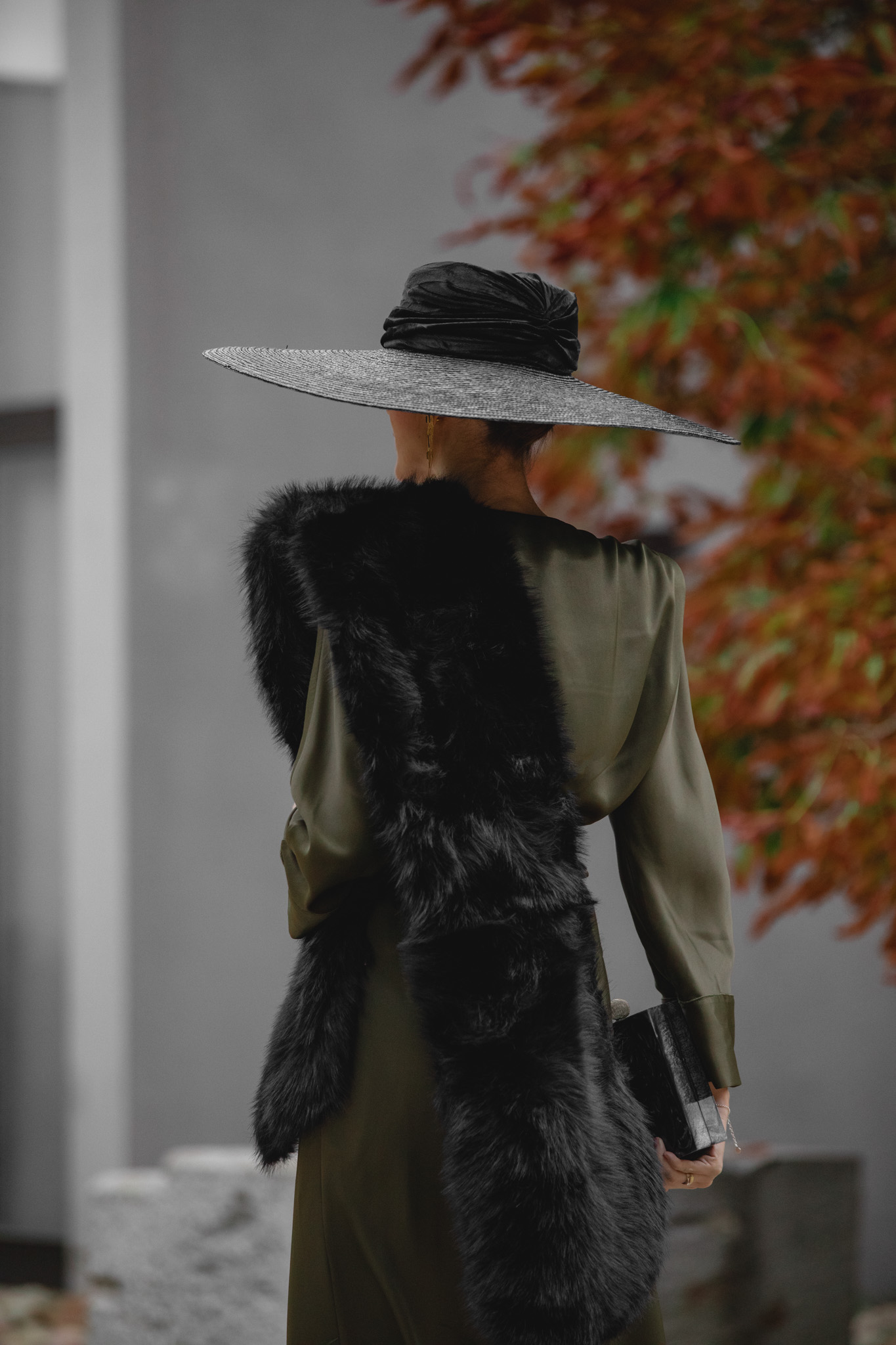 Invitada de invierno con pamela y estola