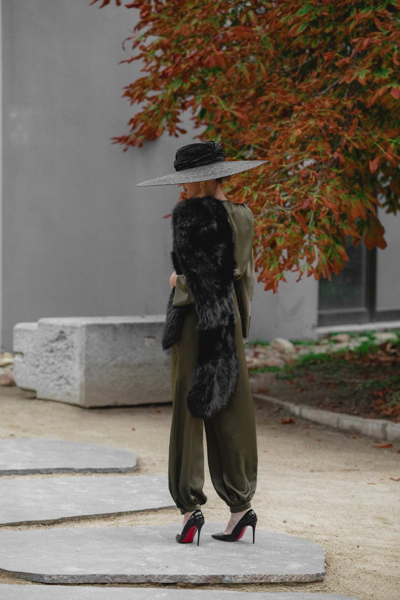 Look de invitada de día con pamela de ala ancha hecha a mano.