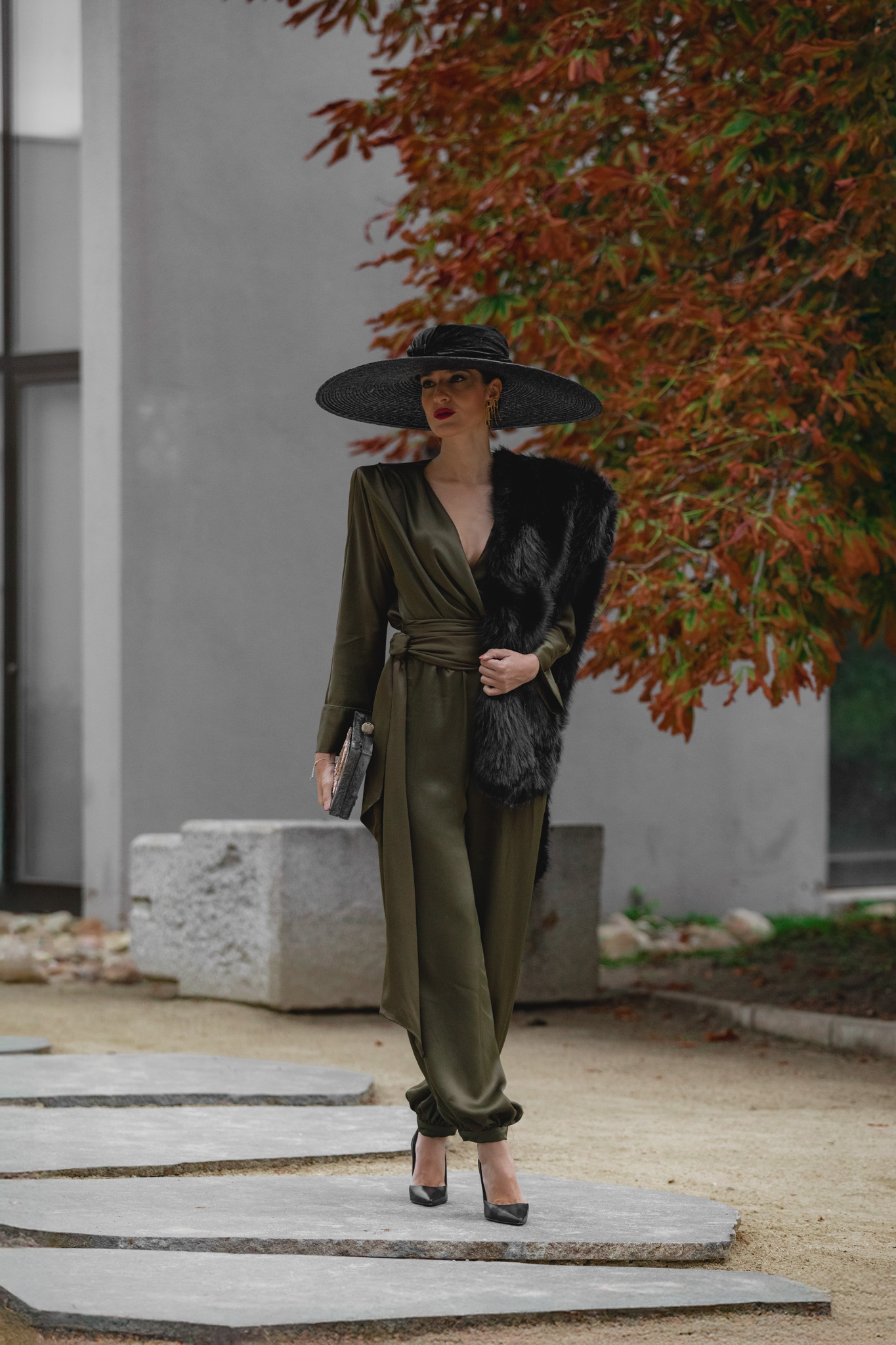 Invitada de boda de mañana con pamela y estola