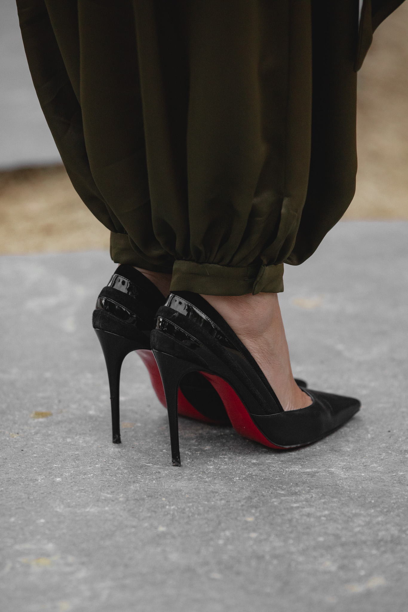 Zapatos negros de Louboutin para look de invitada elegante.