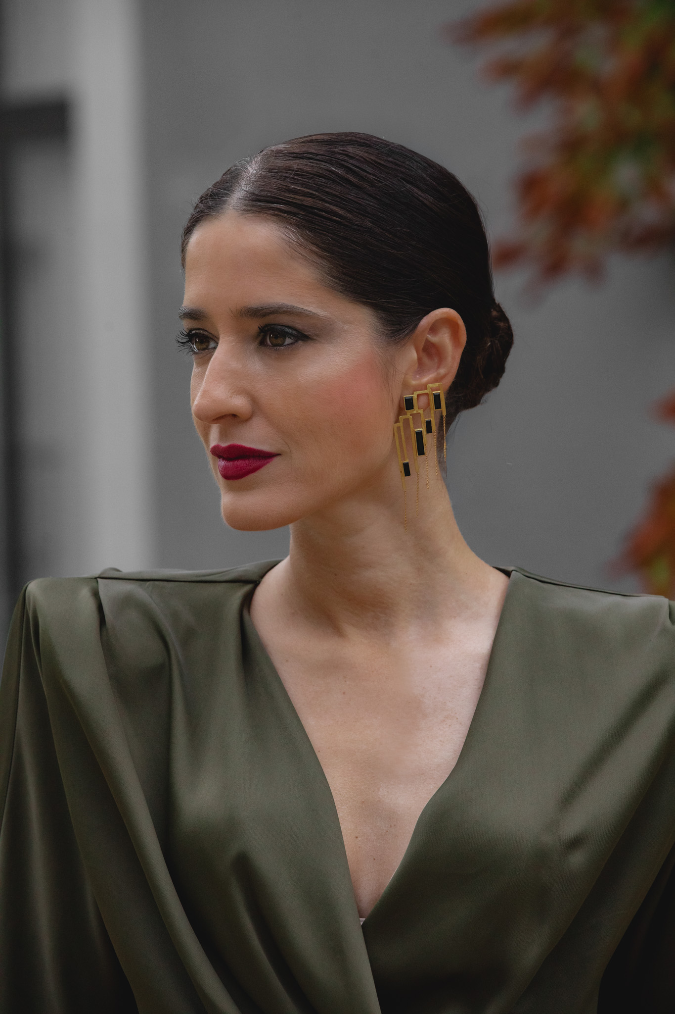 Pendientes dorados de Acus Complementos para look de boda de invierno