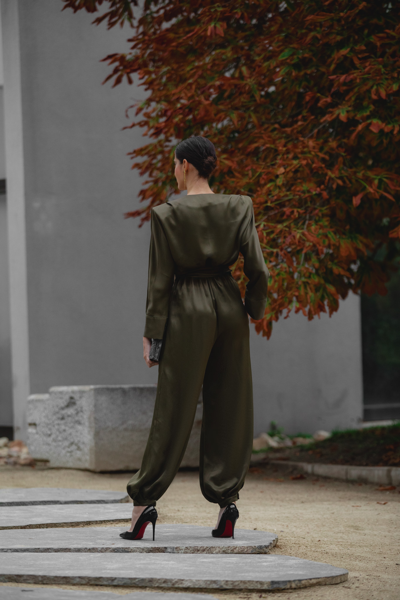 Versión sin pamela ni estola del look para eventos de noche.