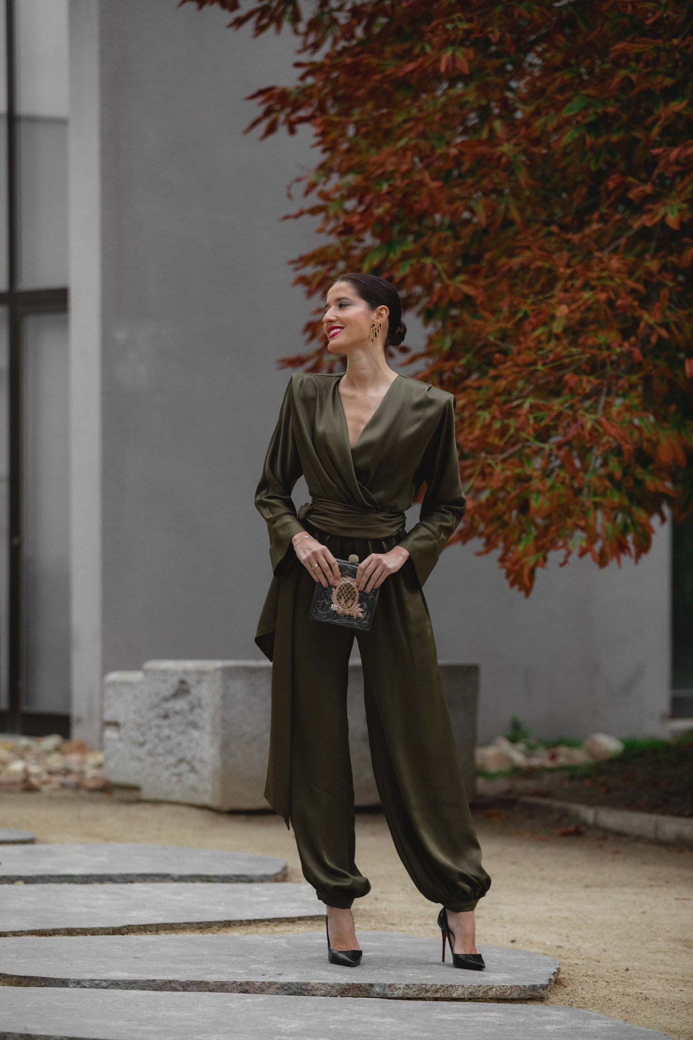 Mono verde oliva de Zara combinado con accesorios dorados y negros