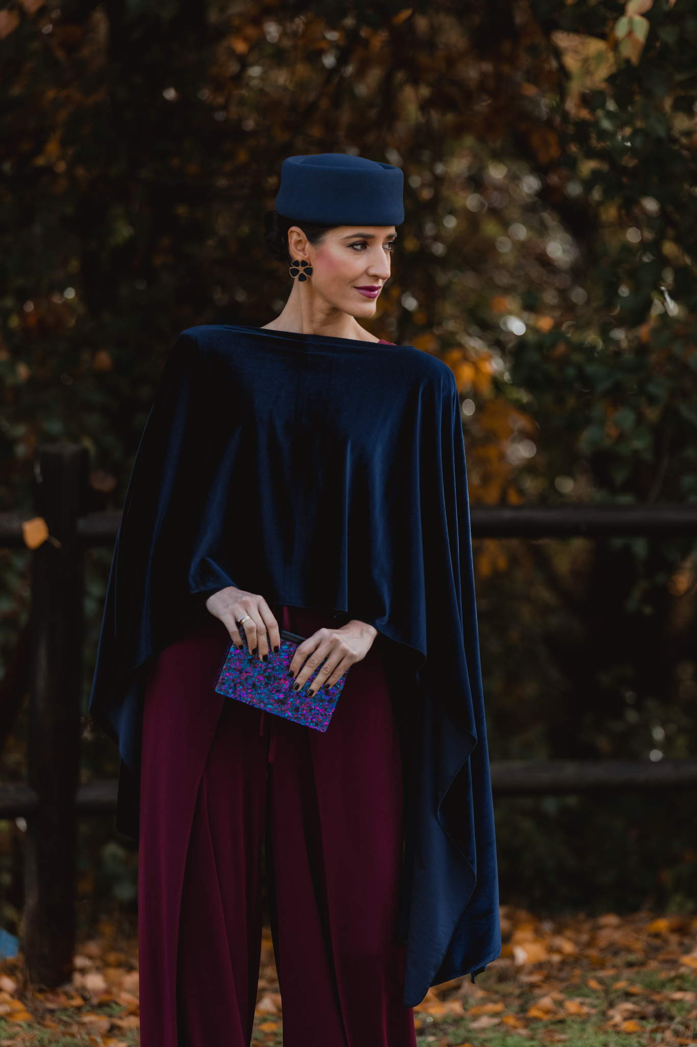 Capa corta de terciopelo azul marino ideal para bodas de invierno