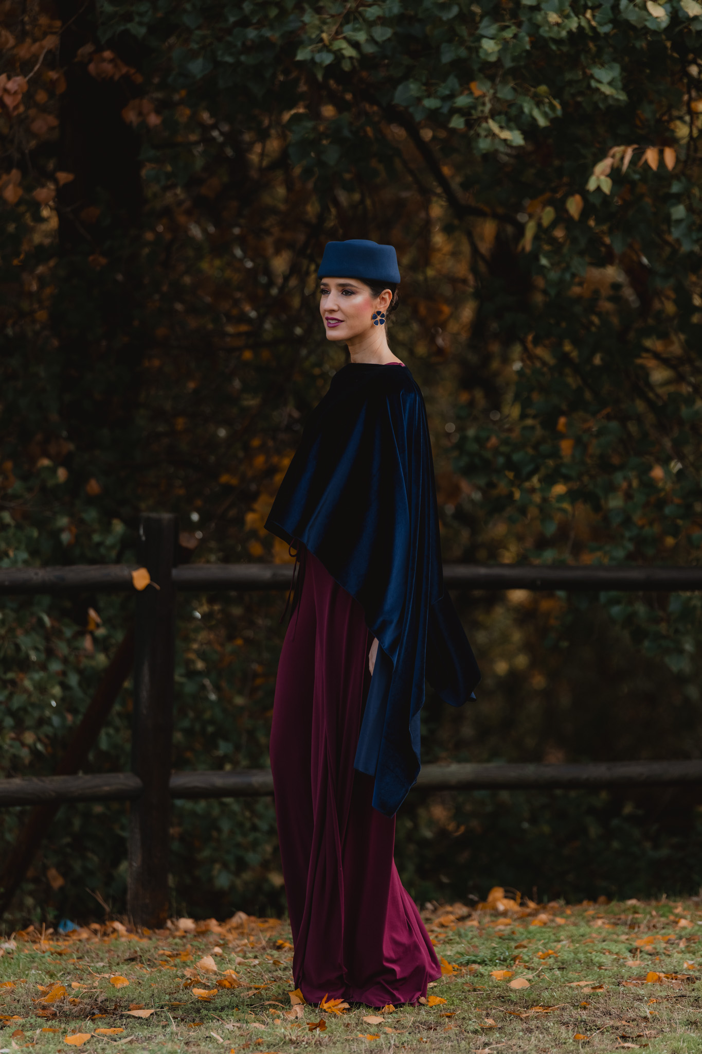 Sobrefalda fluida del jumpsuit creando movimiento al caminar