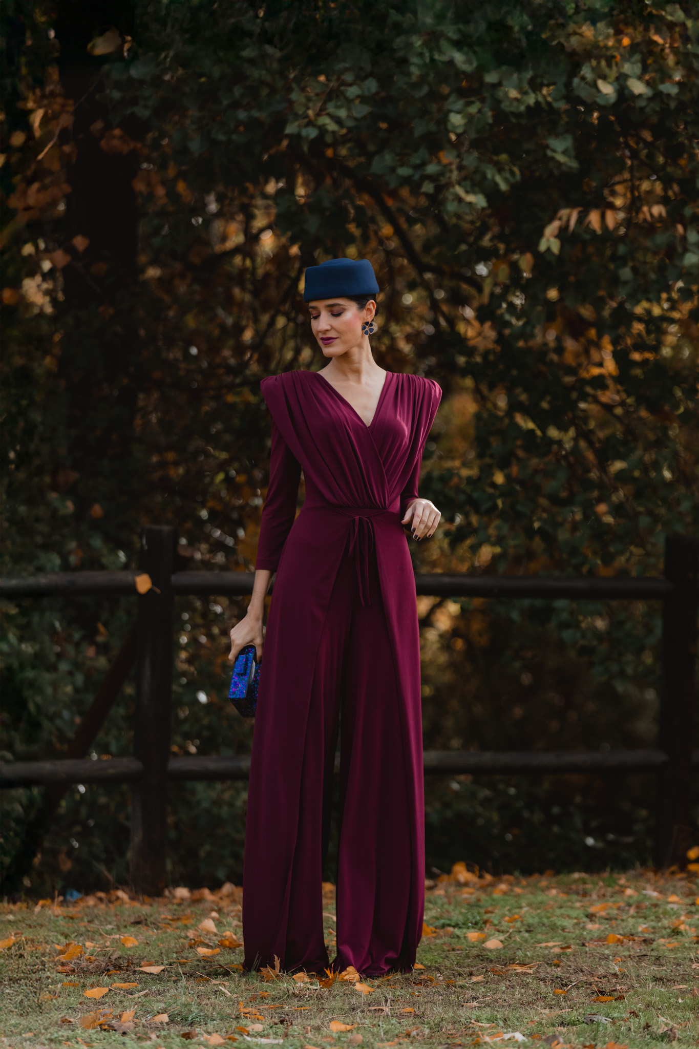 Combinación de colores burdeos y azul marino en look de invitada